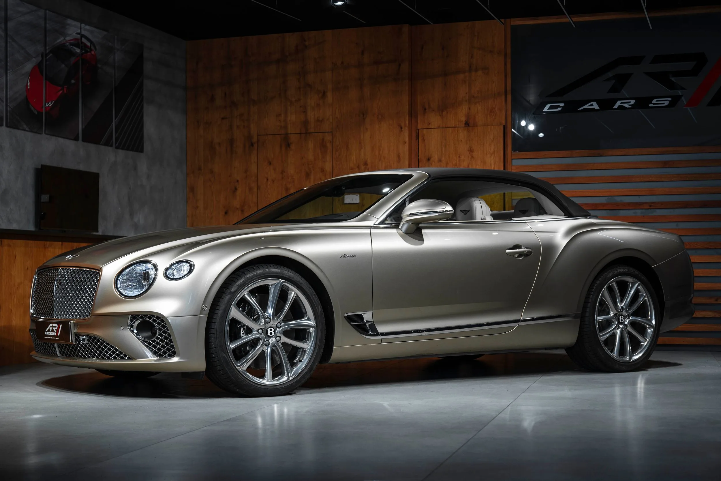 2023 Bentley Continental GTC proposée par un concessionnaire spécialisé à Bratislava, Slovaquie, photo principale