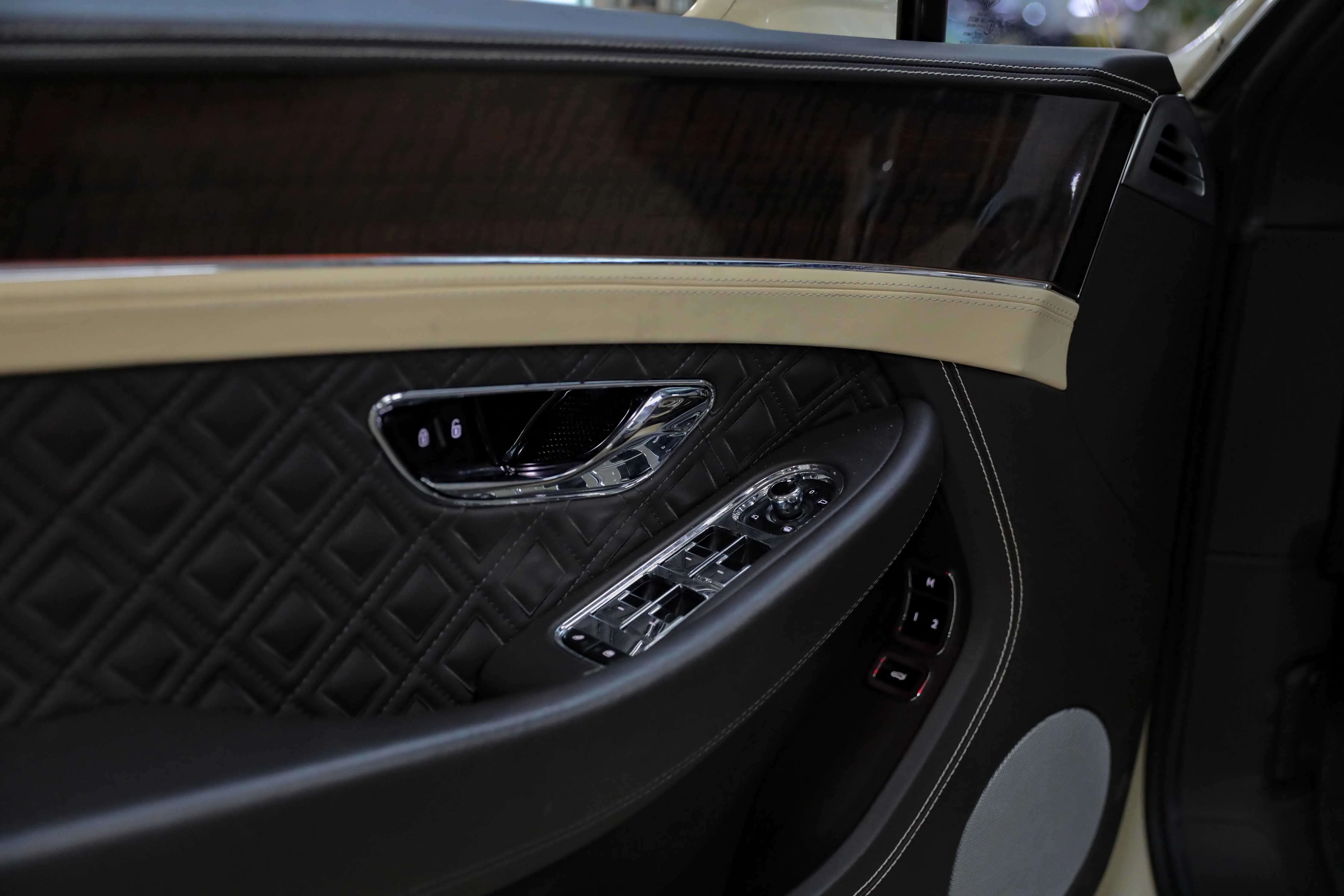 2023 Bentley Continental GTC Azure, 8/15