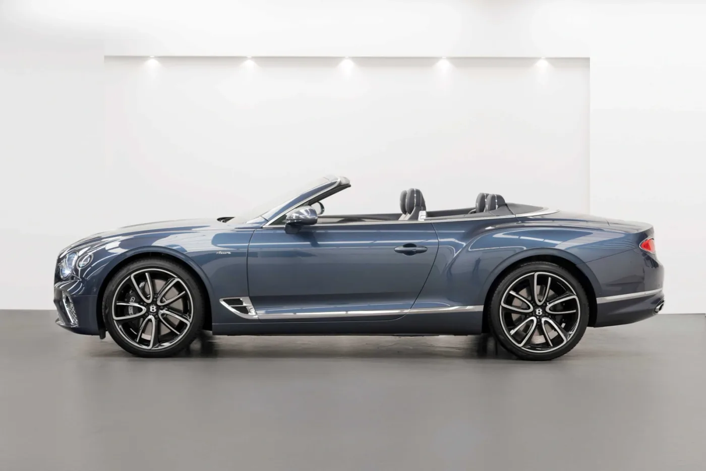 2023 Bentley Continental GTC Azure proposée par un concessionnaire spécialisé à Dubai, Émirats arabes unis, photo 3 sur 10