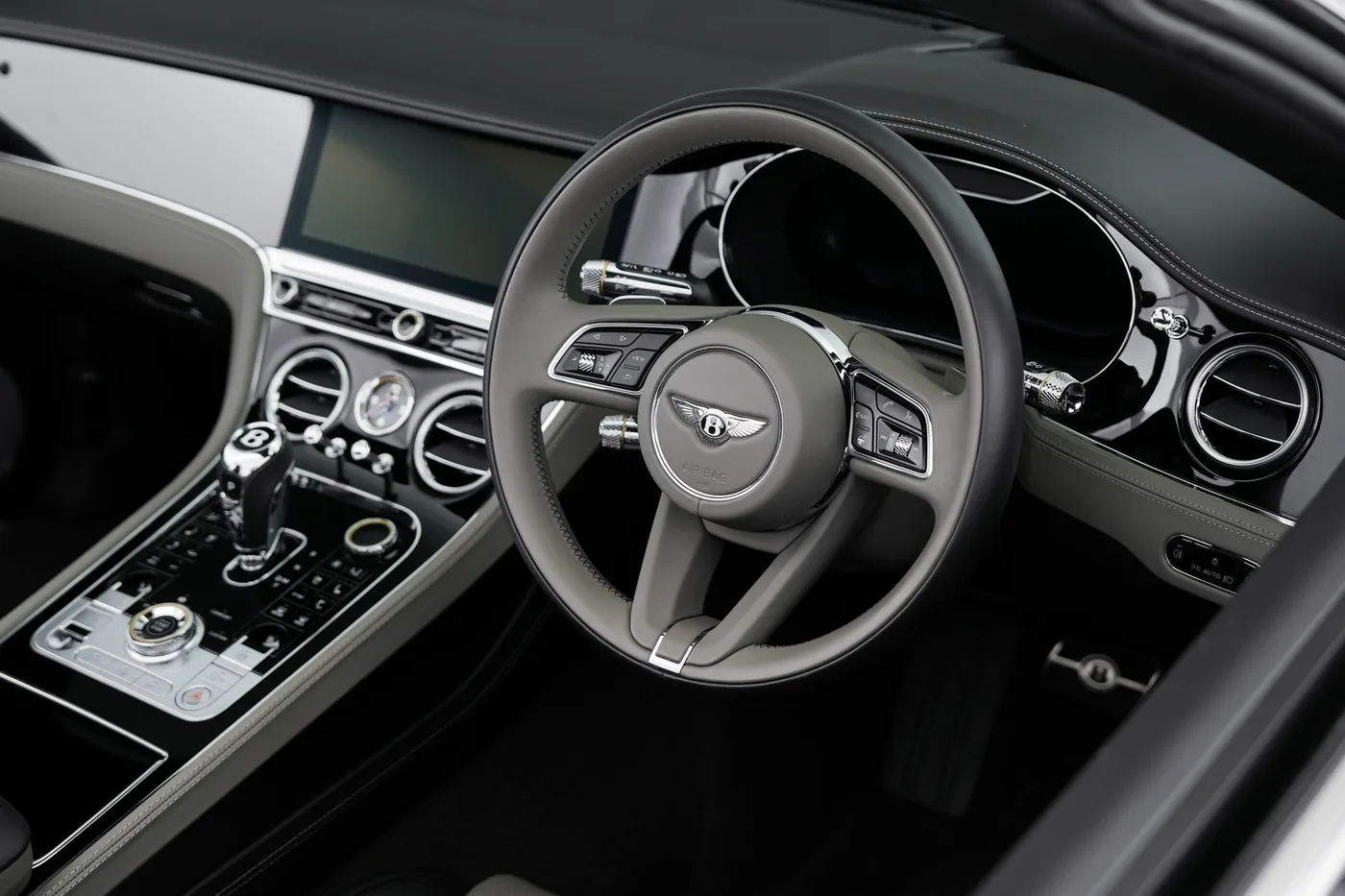 2023 Bentley Continental GTC proposée par un groupe de concessions agréées à Hatfield, Royaume-Uni, photo 8 sur 25