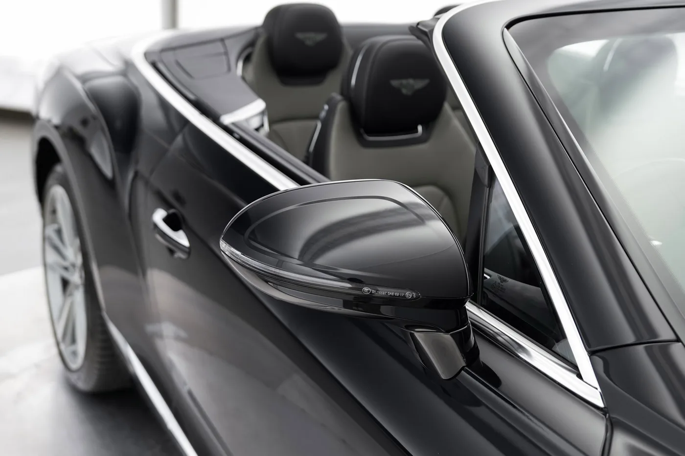2023 Bentley Continental GTC proposée par un groupe de concessions agréées à Hatfield, Royaume-Uni, photo 12 sur 25