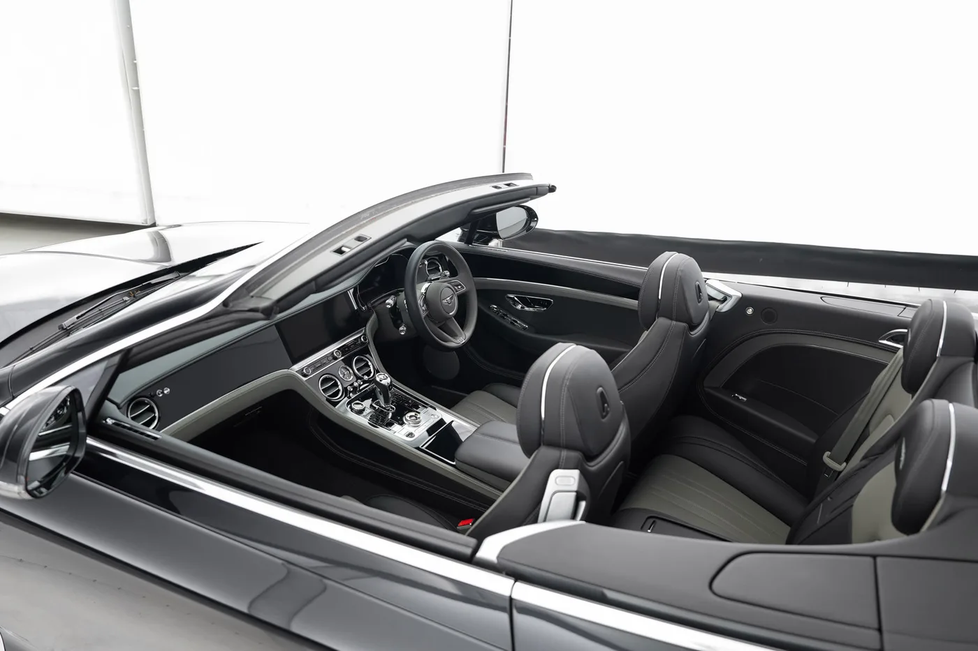 2023 Bentley Continental GTC proposée par un groupe de concessions agréées à Hatfield, Royaume-Uni, photo 14 sur 25