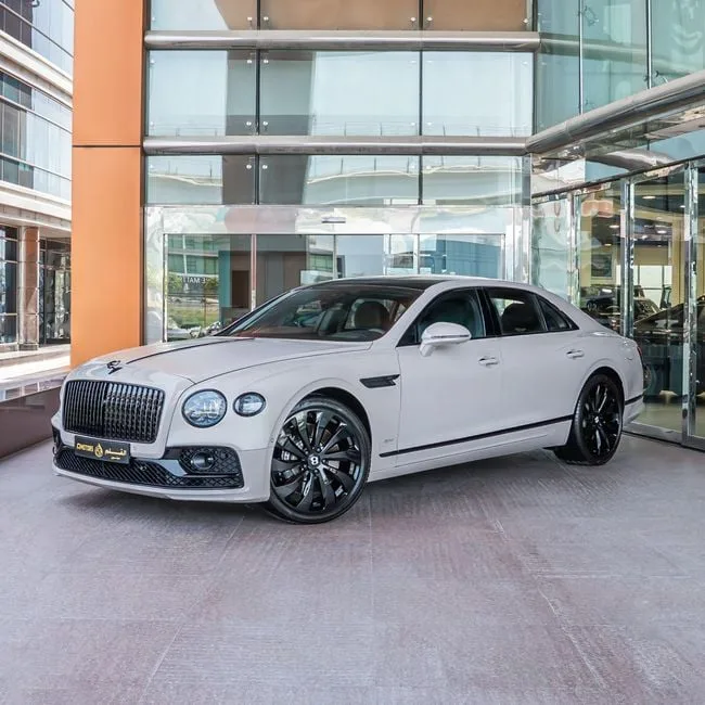 2023 Bentley Flying Spur proposée par un concessionnaire spécialisé à Dubai, Émirats arabes unis, photo principale