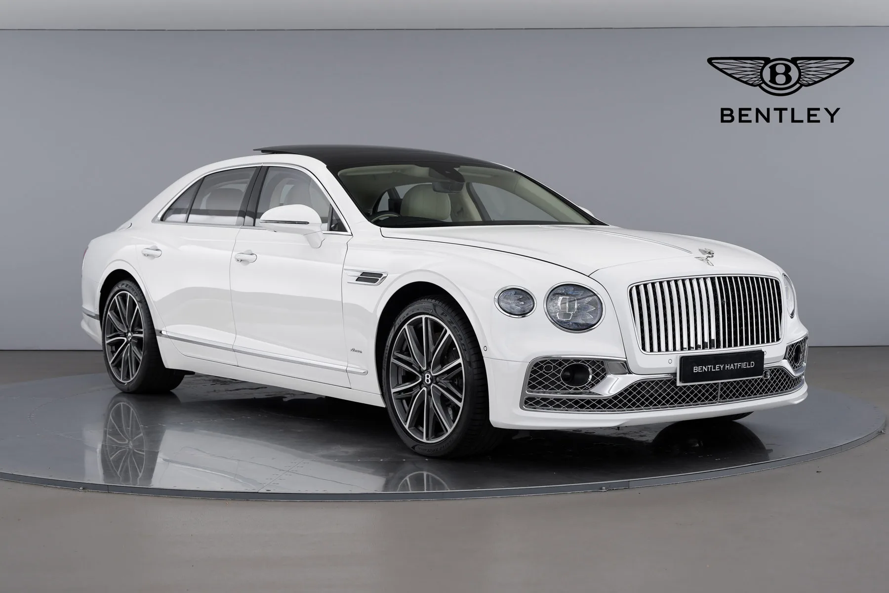 2023 Bentley Flying Spur Azure Hybrid proposée par un groupe de concessions agréées à Hatfield, Royaume-Uni, photo principale