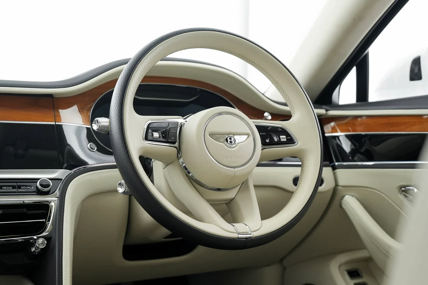 2023 Bentley Flying Spur Azure Hybrid angeboten von einer Vertragshändlergruppe in Hatfield, Vereinigtes Königreich, Foto 8 von 25