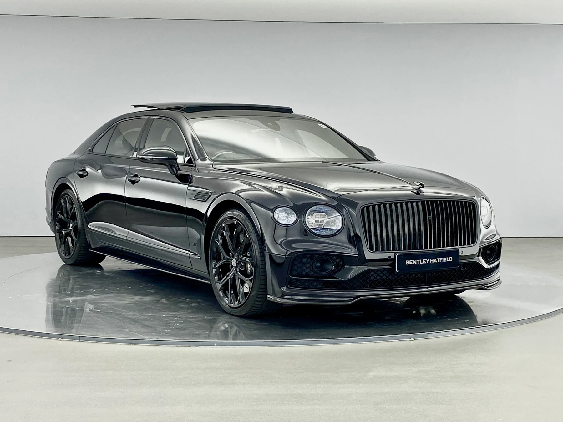 2023 Bentley Flying Spur S proposée par un groupe de concessions agréées à Hatfield, Royaume-Uni, photo principale