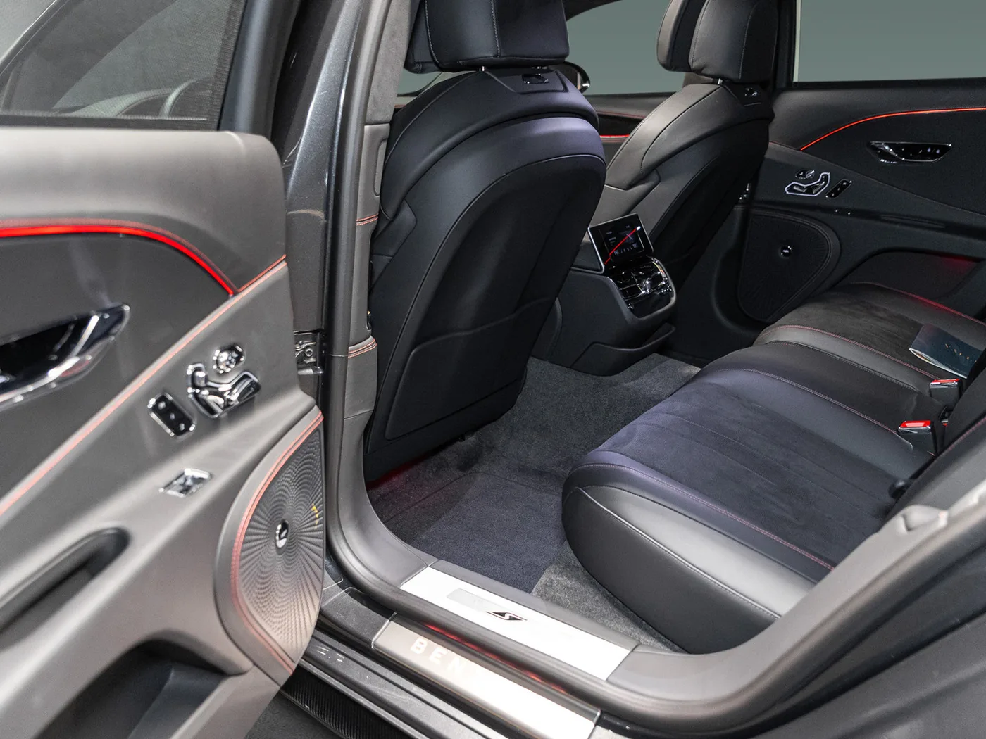 2023 Bentley Flying Spur S Hybrid offered by an official Bentley dealer in Leusden, Netherlands, photo 15 of 15