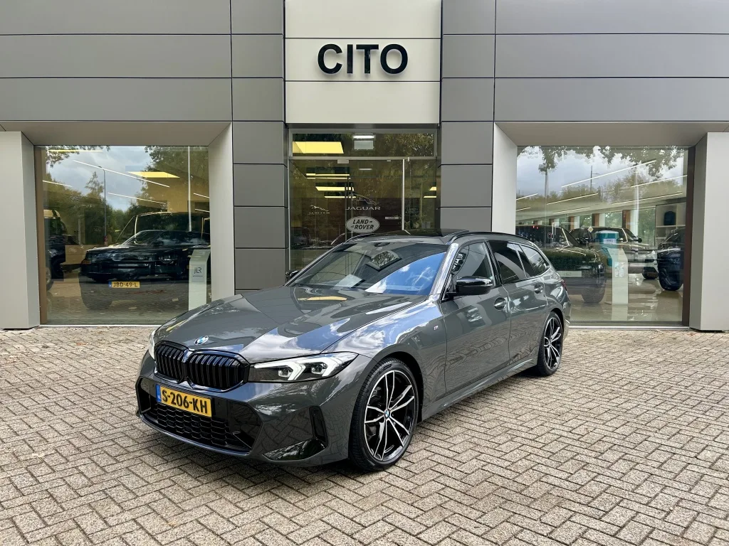 2023 BMW 318i Touring M Sport angeboten von einem Fachhändler in Eindhoven, Niederlande, Hauptfoto