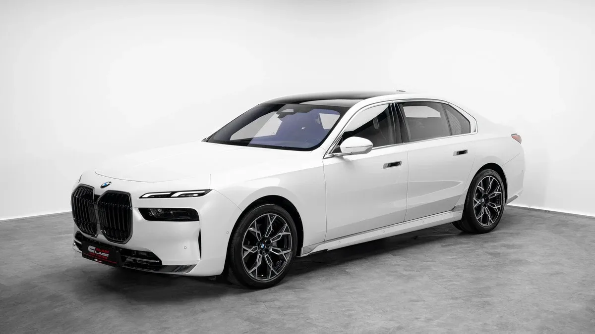 2023 BMW 735i angeboten von einem Fachhändler in Dubai, Vereinigte Arabische Emirate, Hauptfoto