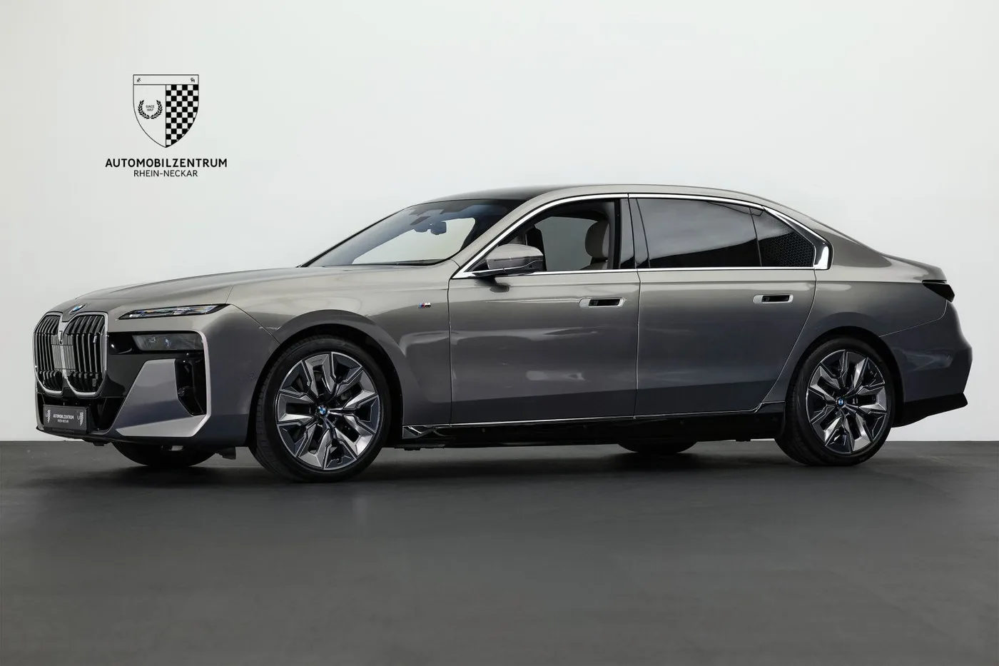 2023 BMW i7 xDrive60 M Sport angeboten von einem Supersportwagenhändler in Viernheim, Deutschland, Foto 3 von 25