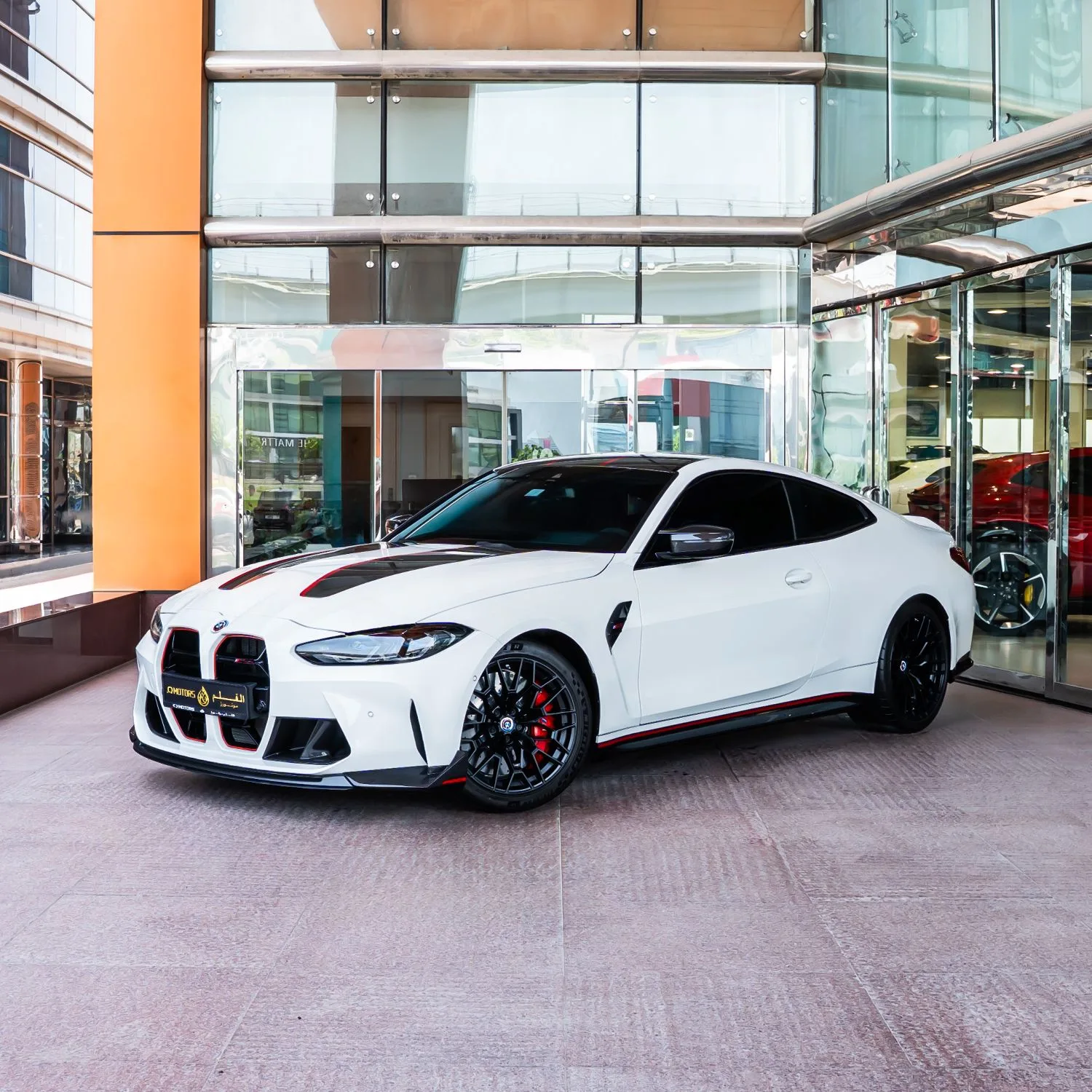 2023 BMW M4 CSL proposée par un concessionnaire spécialisé à Dubai, Émirats arabes unis, photo principale