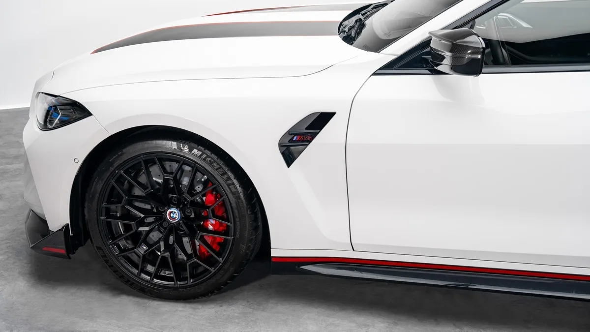 2023 BMW M4 CSL angeboten von einem Fachhändler in Dubai, Vereinigte Arabische Emirate, Foto 6 von 25