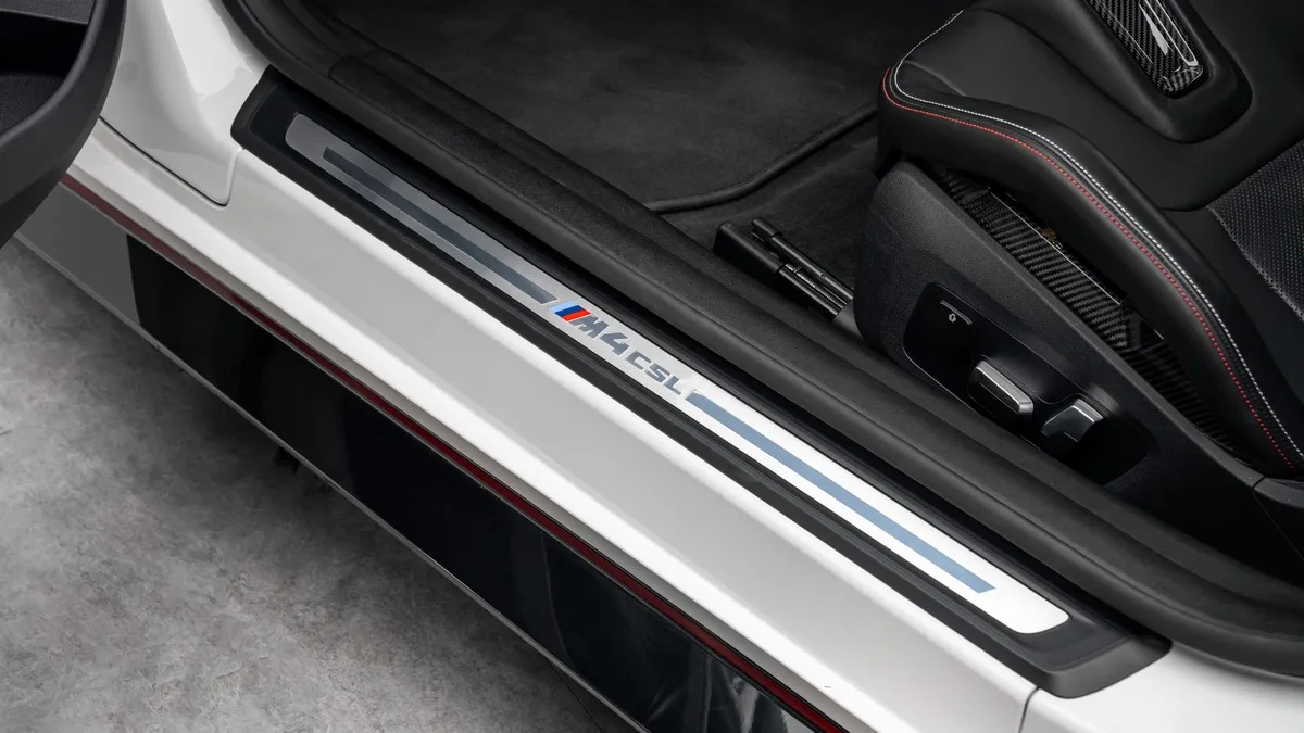 2023 BMW M4 CSL angeboten von einem Fachhändler in Dubai, Vereinigte Arabische Emirate, Foto 13 von 25