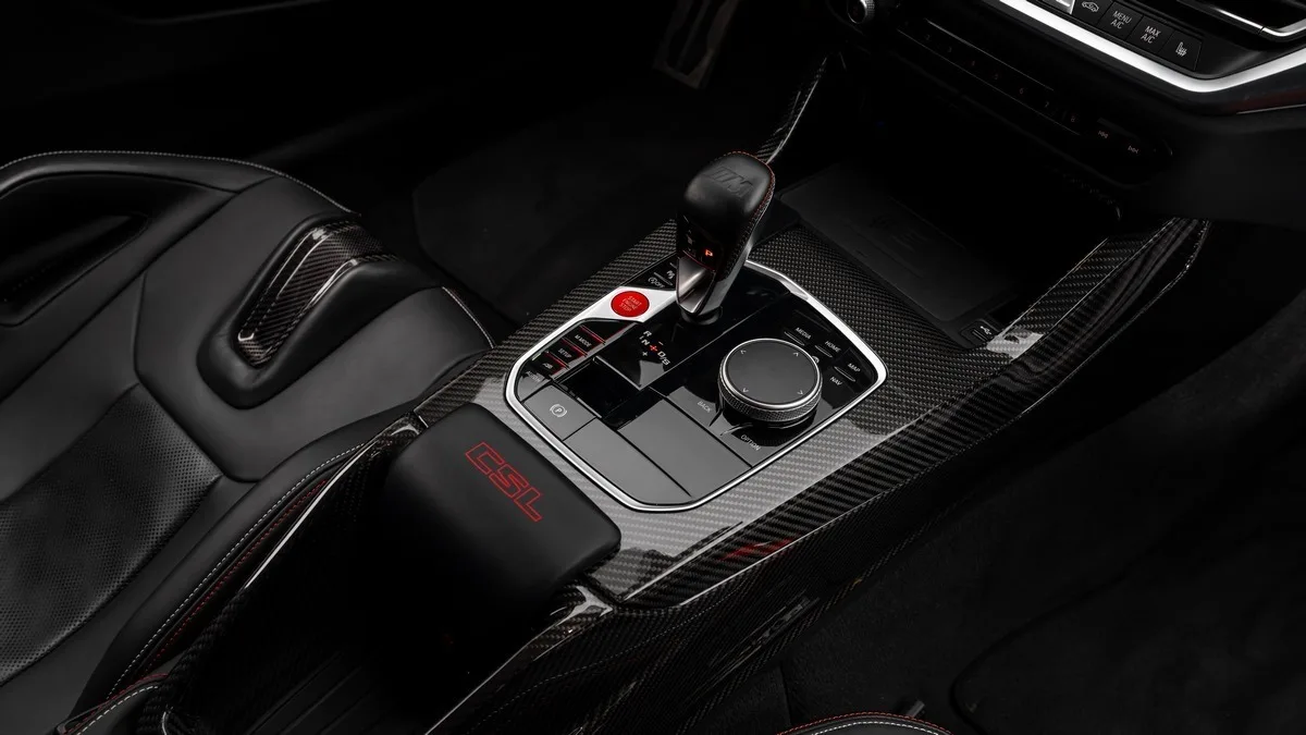 2023 BMW M4 CSL angeboten von einem Fachhändler in Dubai, Vereinigte Arabische Emirate, Foto 19 von 25