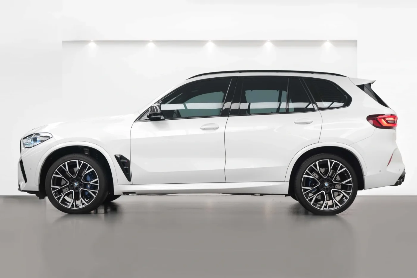 2023 BMW X5 M Competition offered by a specialist dealer in Dubai, United Arab Emirates, photo 3 of 10