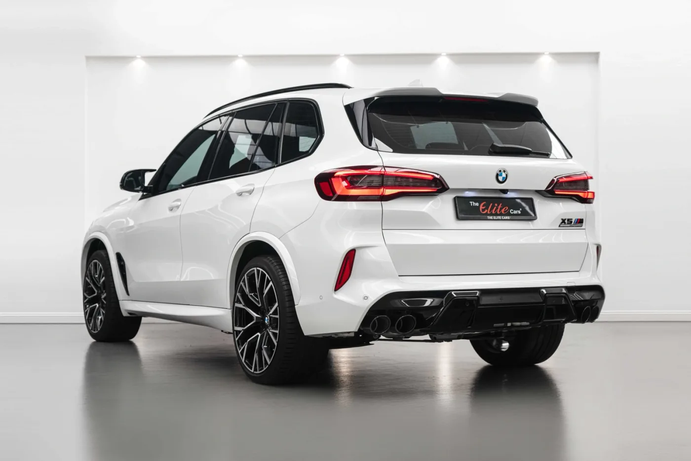 2023 BMW X5 M Competition offered by a specialist dealer in Dubai, United Arab Emirates, photo 4 of 10