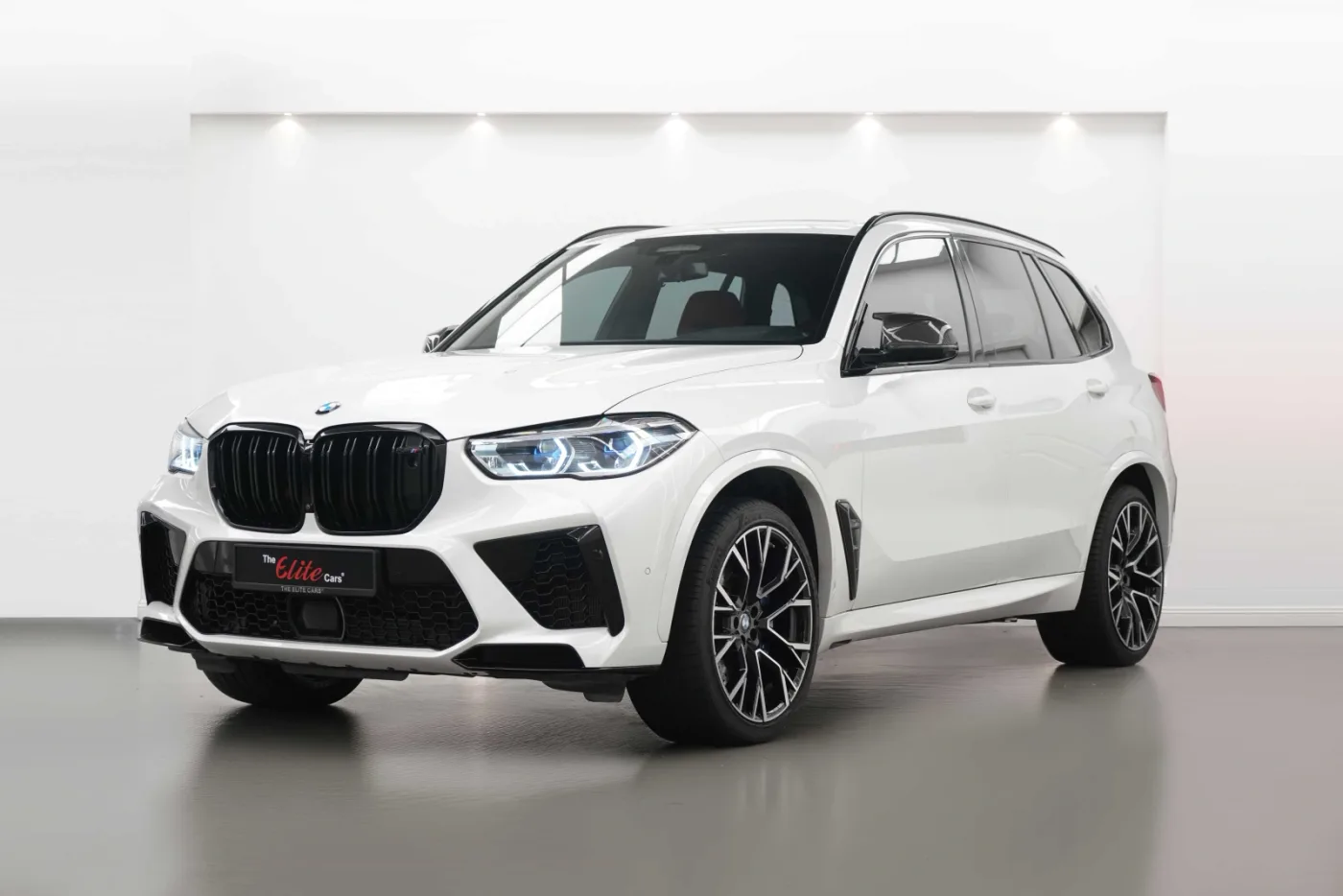 2023 BMW X5 M Competition offered by a specialist dealer in Dubai, United Arab Emirates, photo 8 of 10