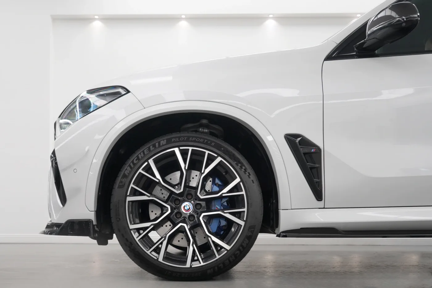 2023 BMW X5 M Competition offered by a specialist dealer in Dubai, United Arab Emirates, photo 7 of 10