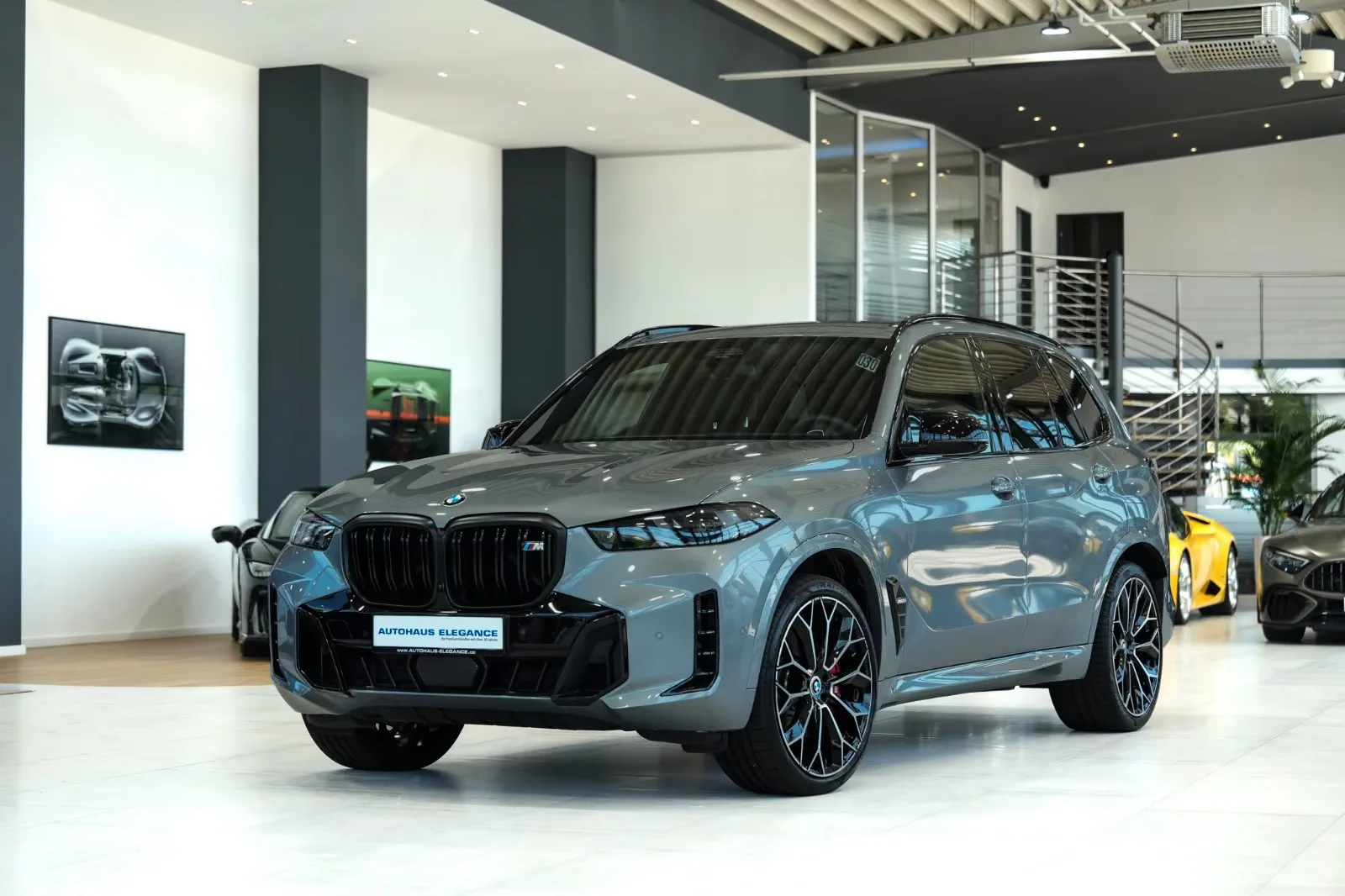 2023 BMW X5 M60i angeboten von einem Fachhändler in Köln, Deutschland, Hauptfoto