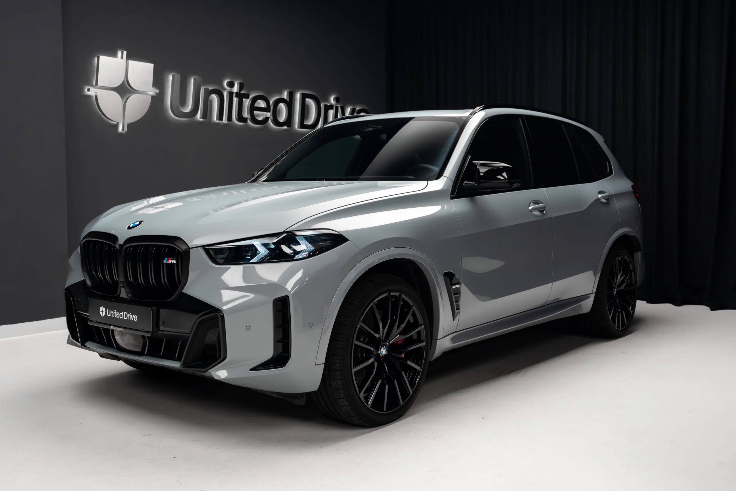 2023 BMW X5 M60i angeboten von einem Fachhändler in Voluntari, Rumänien, Hauptfoto