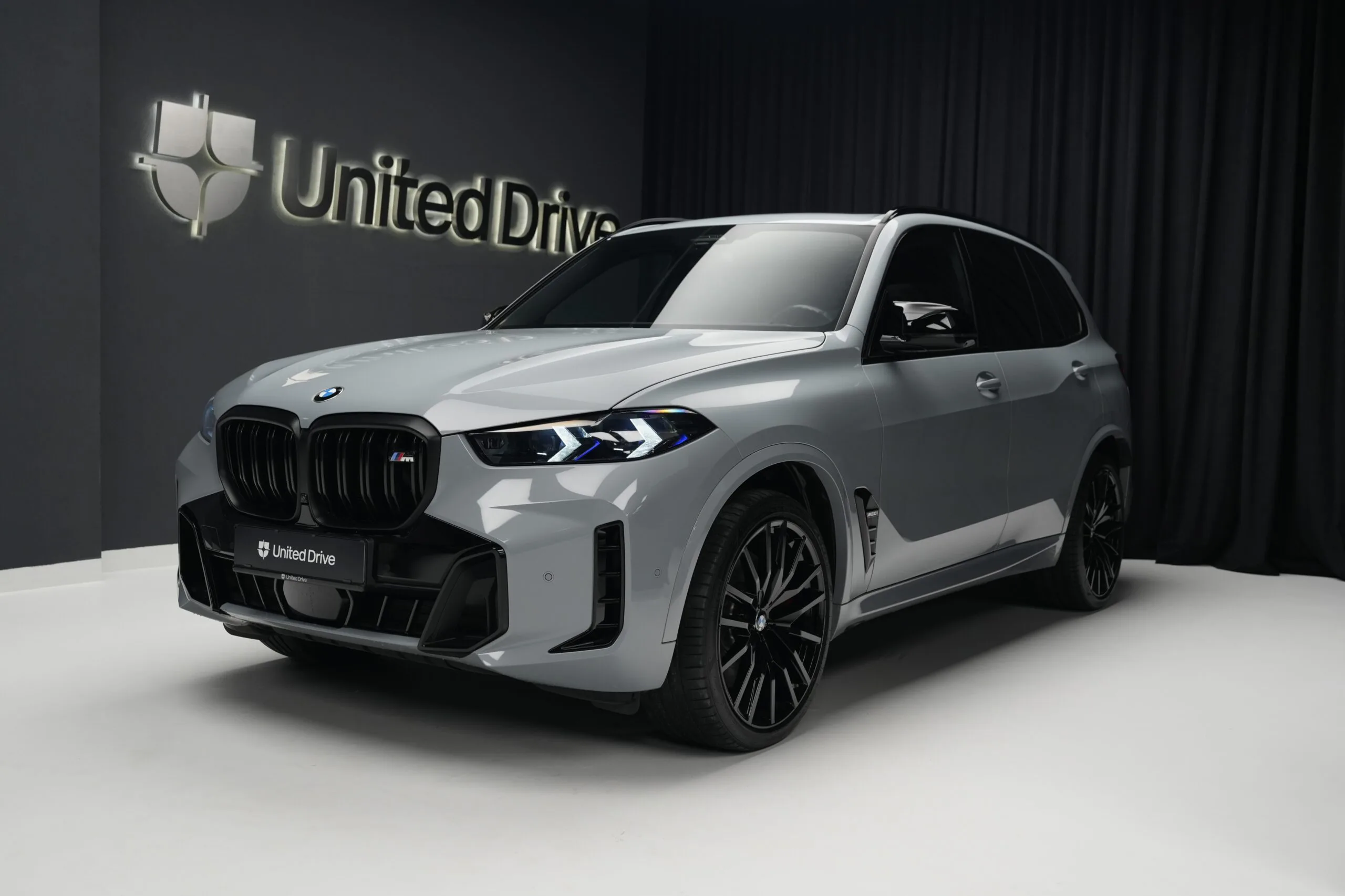 2023 BMW X5 M60i angeboten von einem Fachhändler in Voluntari, Rumänien, Hauptfoto