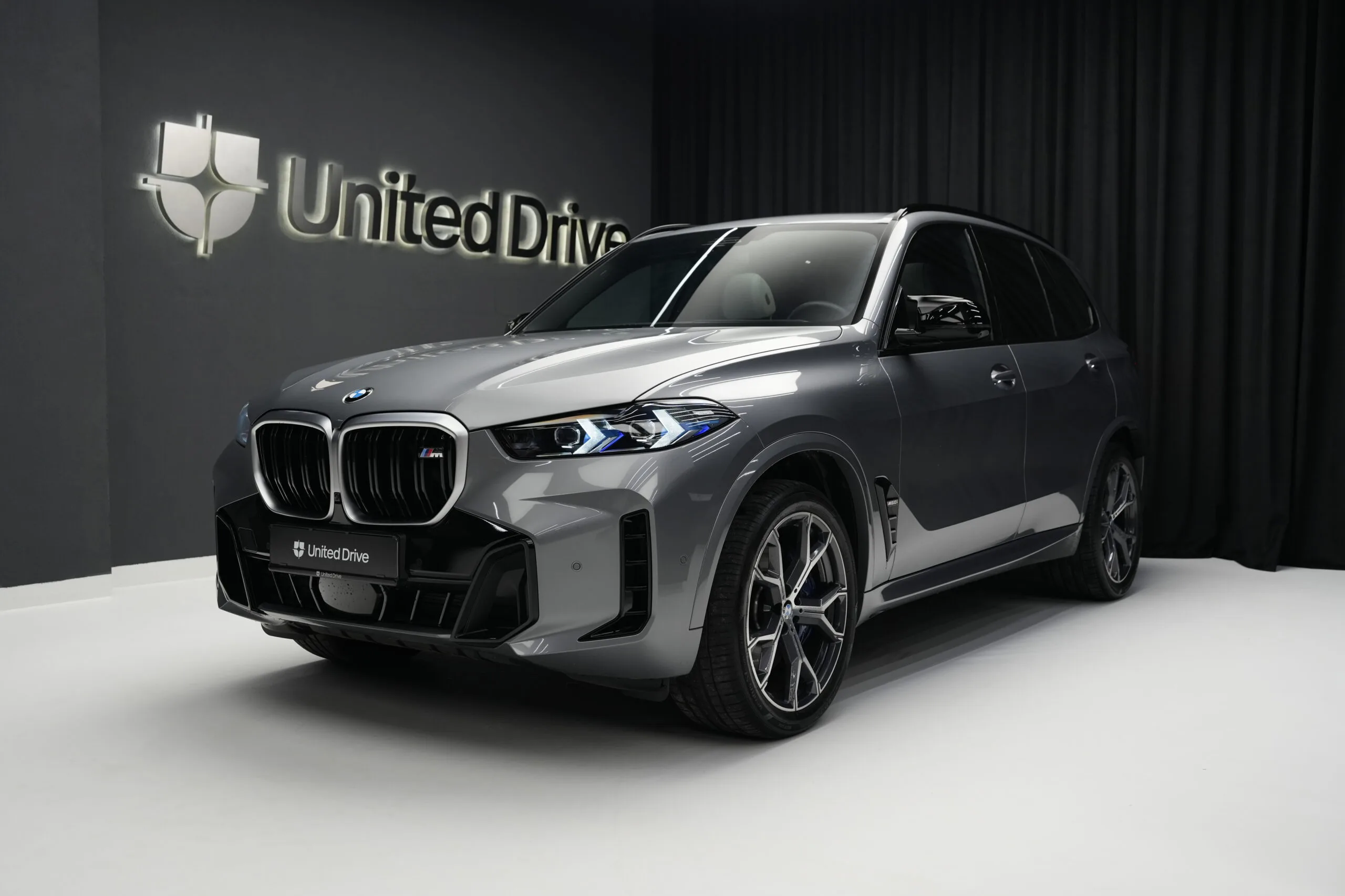 2023 BMW X5 M60i angeboten von einem Fachhändler in Voluntari, Rumänien, Hauptfoto