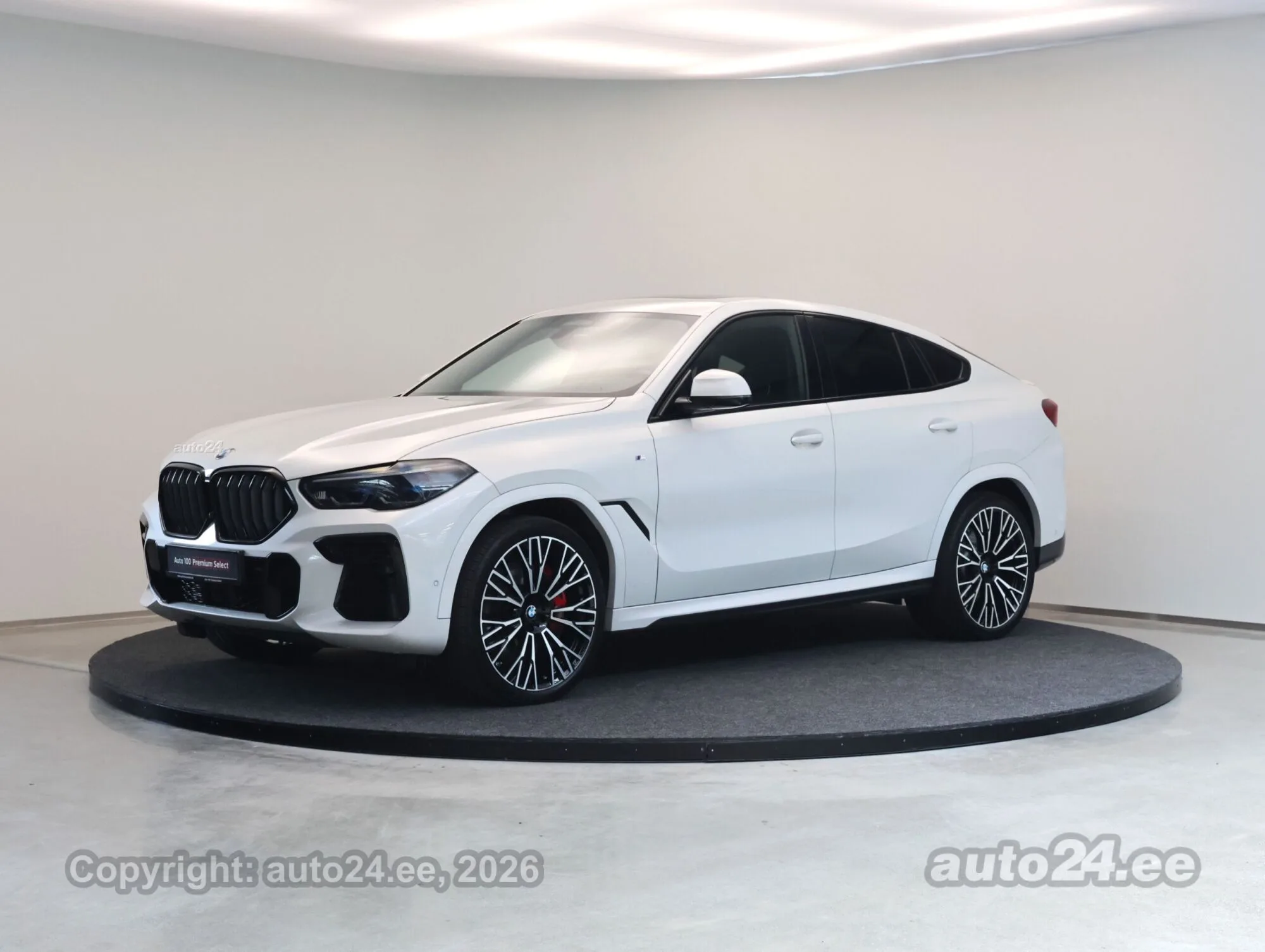 2023 BMW X6 xDrive40d en un concesionario especializado de Tallinn, Estonia, foto principal