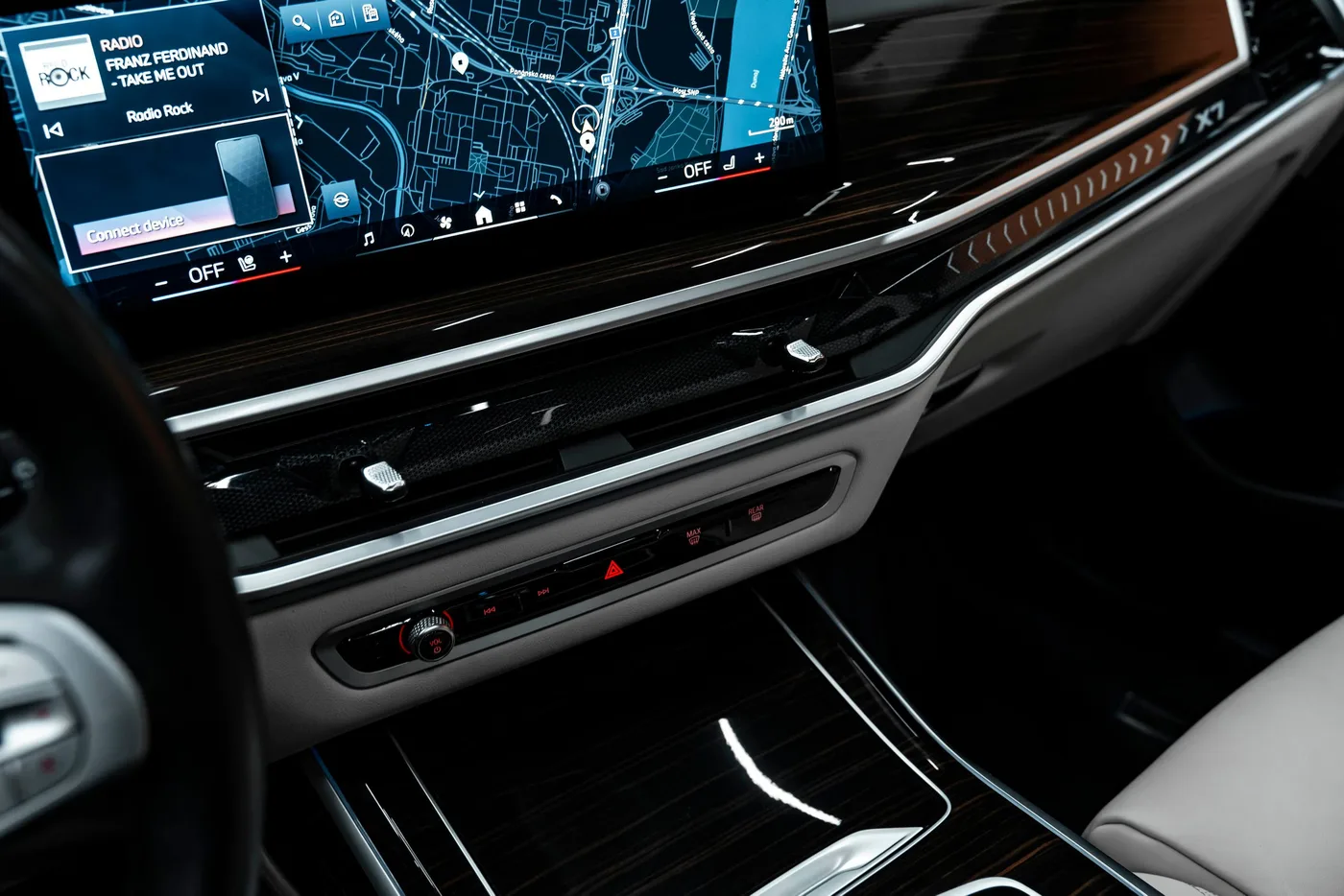 2023 BMW X7 40i angeboten von einem Fachhändler in Bratislava, Slowakei, Foto 12 von 15