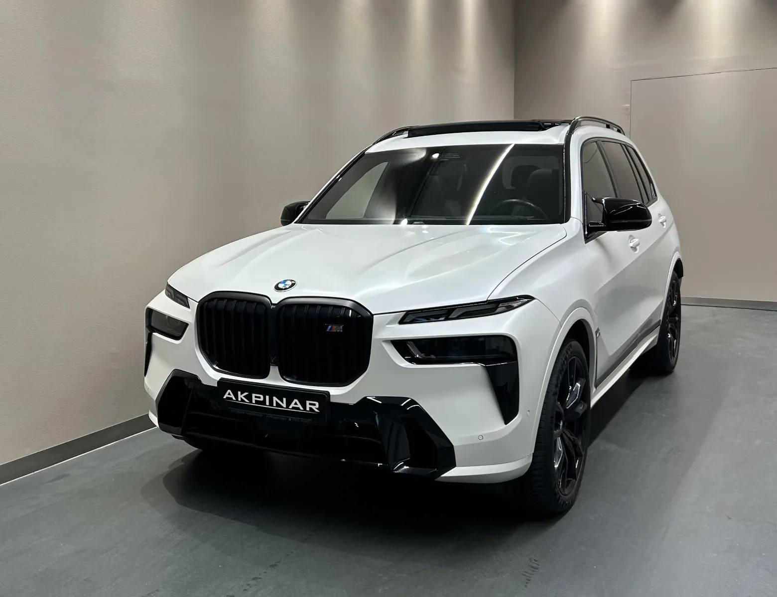 2023 BMW X7 M60i offered by a specialist dealer in Holzgerlingen, Germany, main photo
