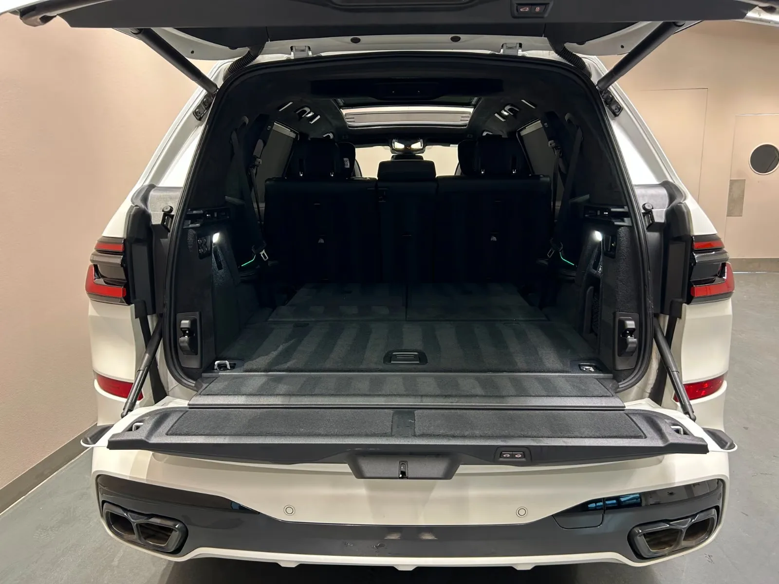 2023 BMW X7 M60i, 16/27