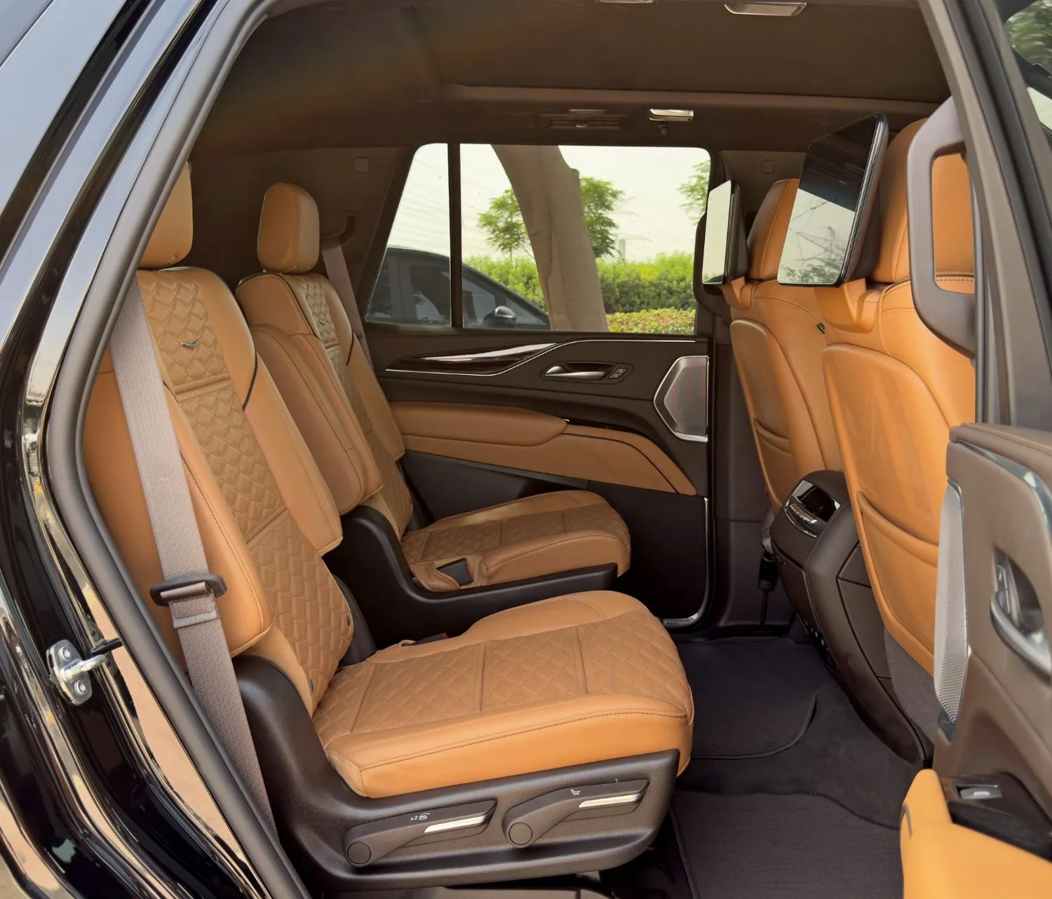 2023 Cadillac Escalade Sport Platinum offered by a specialist dealer in Dubai, United Arab Emirates, photo 12 of 14