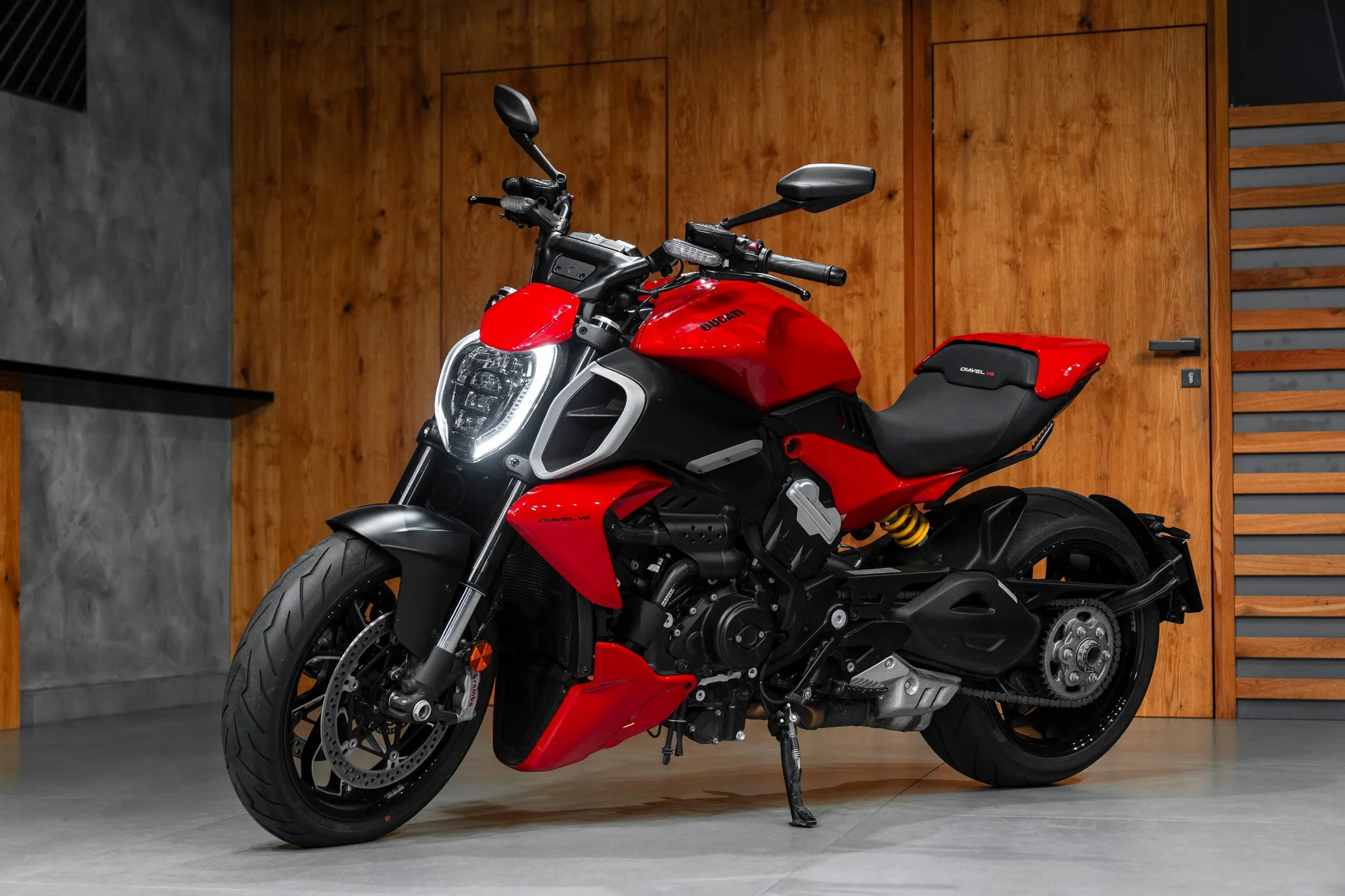 2023 Ducati Diavel V4 proposée par un concessionnaire spécialisé à Bratislava, Slovaquie, photo principale