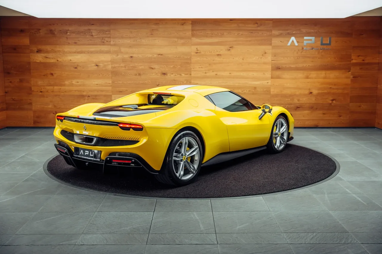2023 Ferrari 296 GTB proposée par un concessionnaire spécialisé à Uznach, Suisse, photo principale