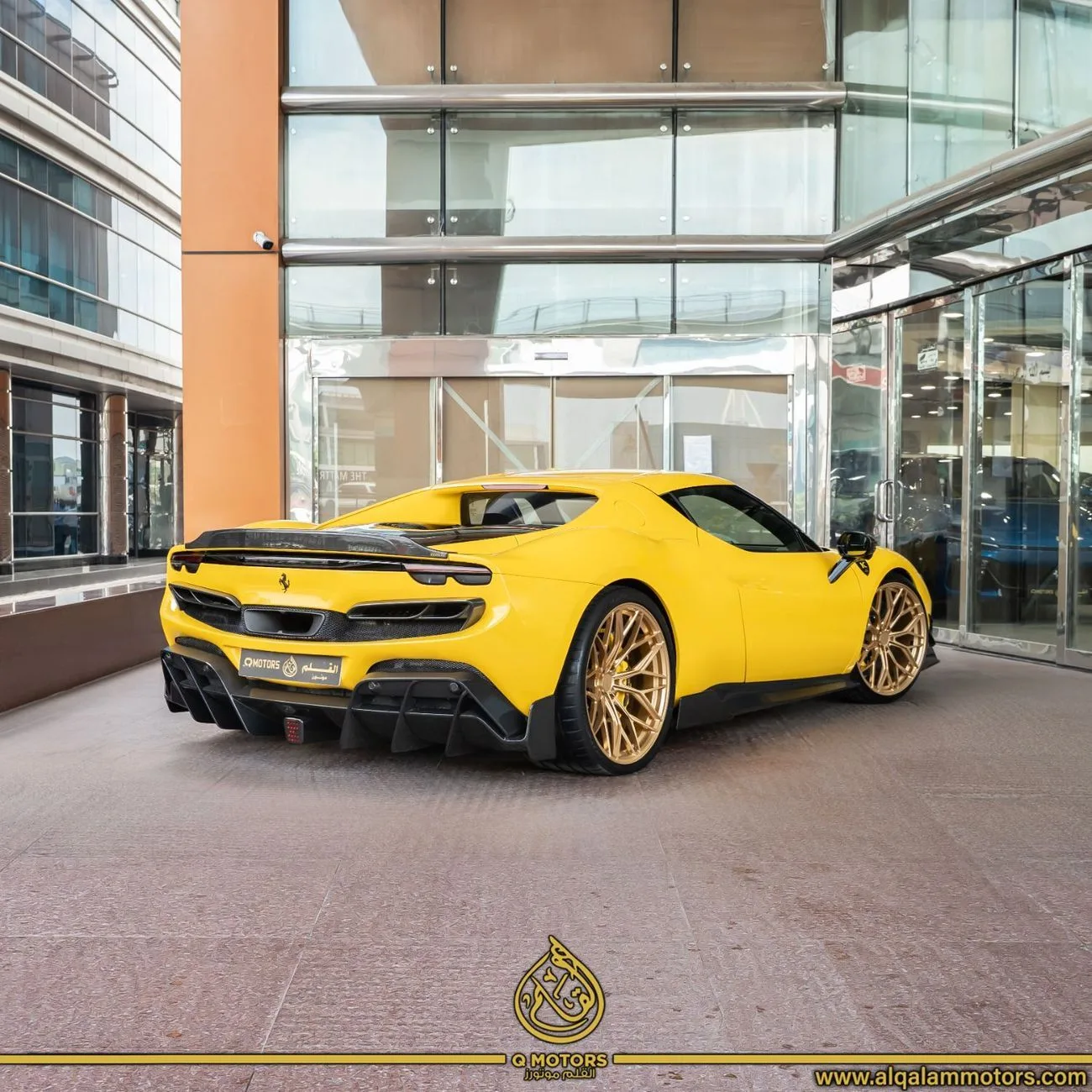 2023 Ferrari 296 GTB angeboten von einem Fachhändler in Dubai, Vereinigte Arabische Emirate, Foto 2 von 18