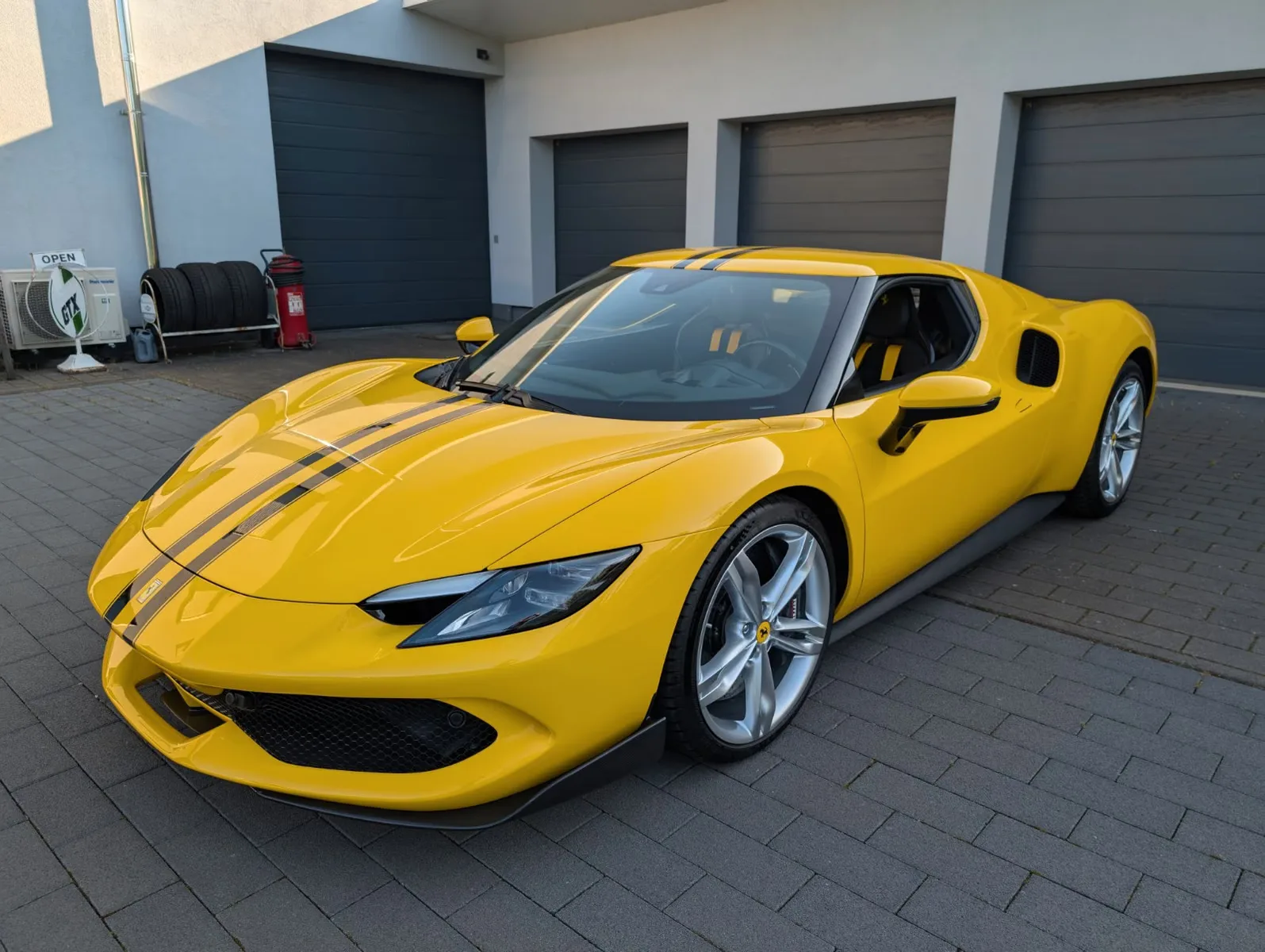 Ferrari 296 GTB von 2023 in Giallo Modena, angeboten von Claudia Soujon Supercars in Kerpen