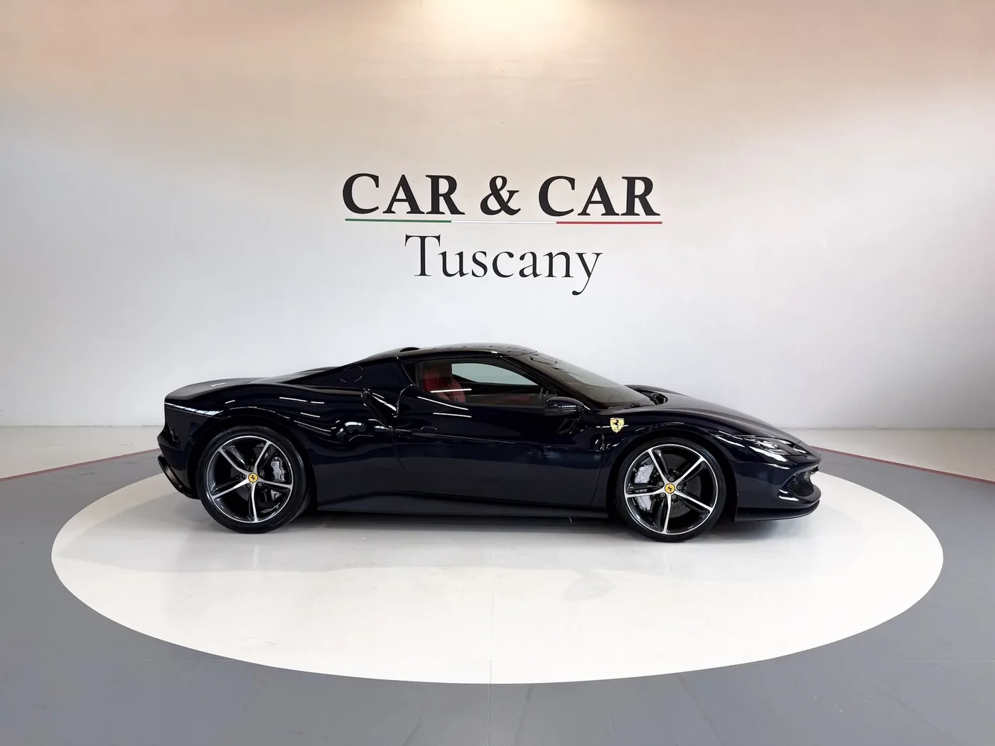 2023 Ferrari 296 GTB proposée par un concessionnaire spécialisé à Lucca, Italie, photo 5 sur 25