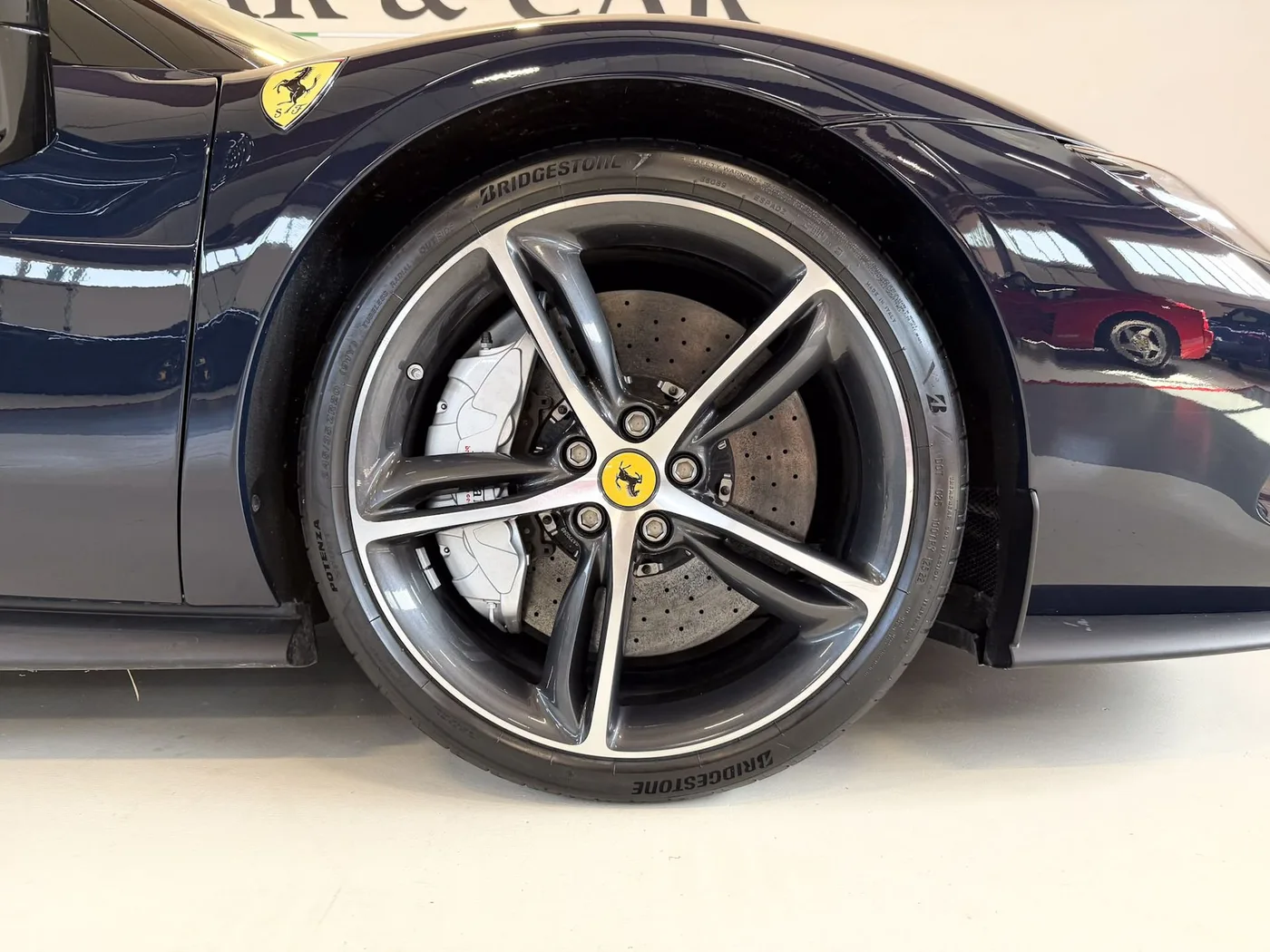 2023 Ferrari 296 GTB proposée par un concessionnaire spécialisé à Lucca, Italie, photo 7 sur 25