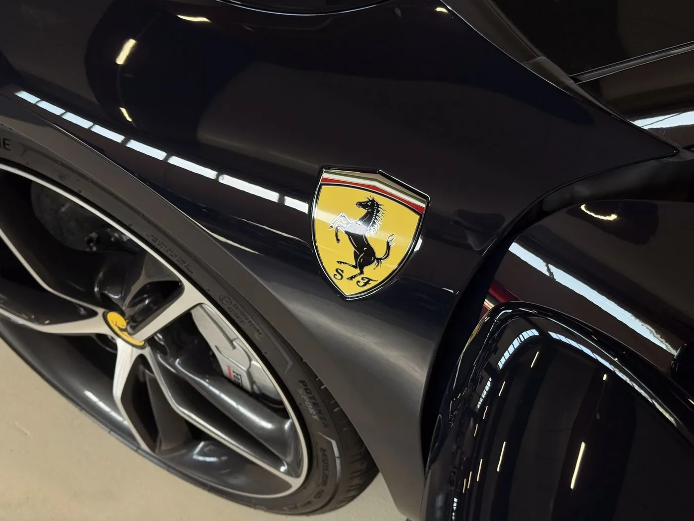 2023 Ferrari 296 GTB proposée par un concessionnaire spécialisé à Lucca, Italie, photo 8 sur 25