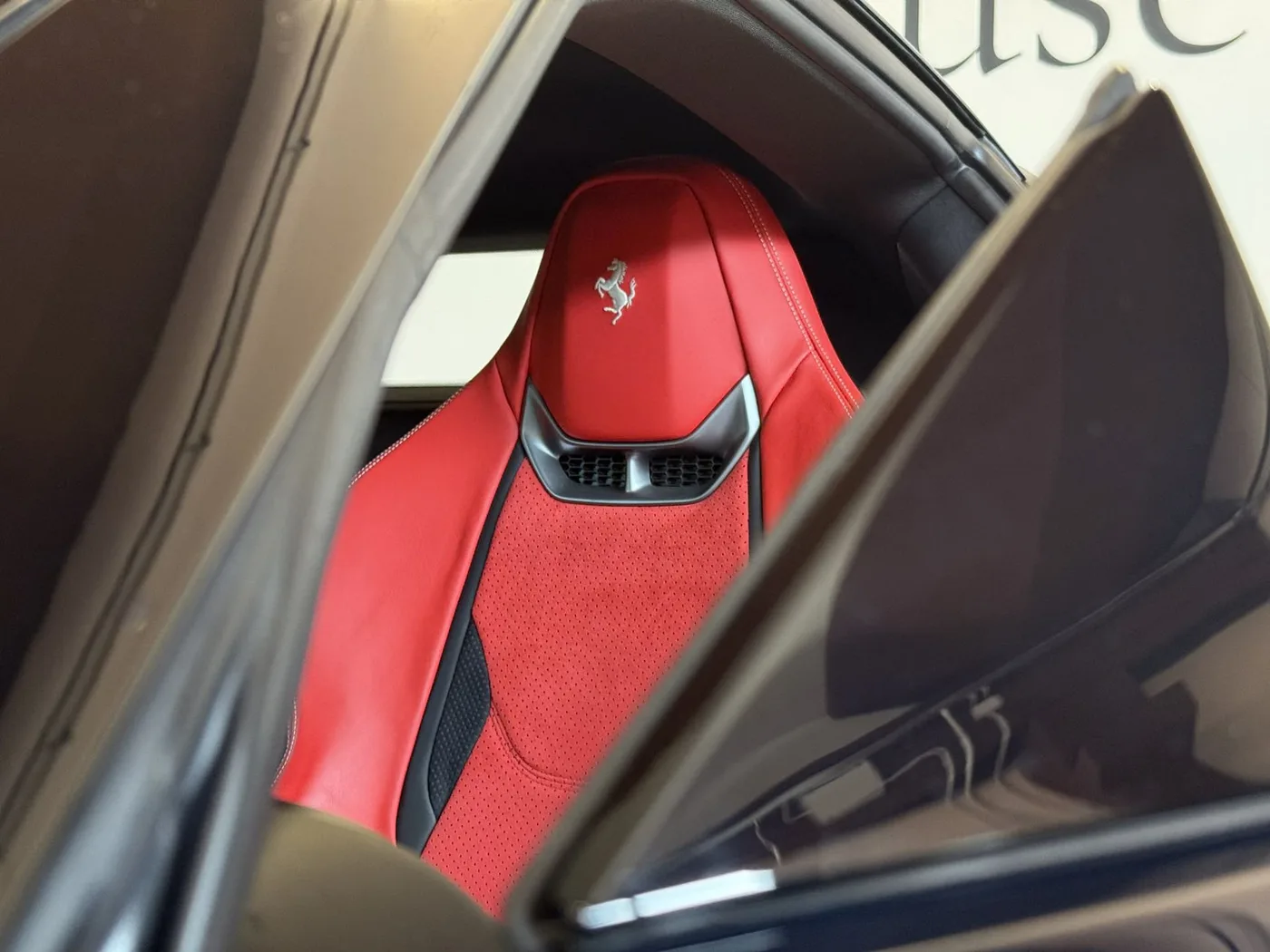 2023 Ferrari 296 GTB proposée par un concessionnaire spécialisé à Lucca, Italie, photo 9 sur 25