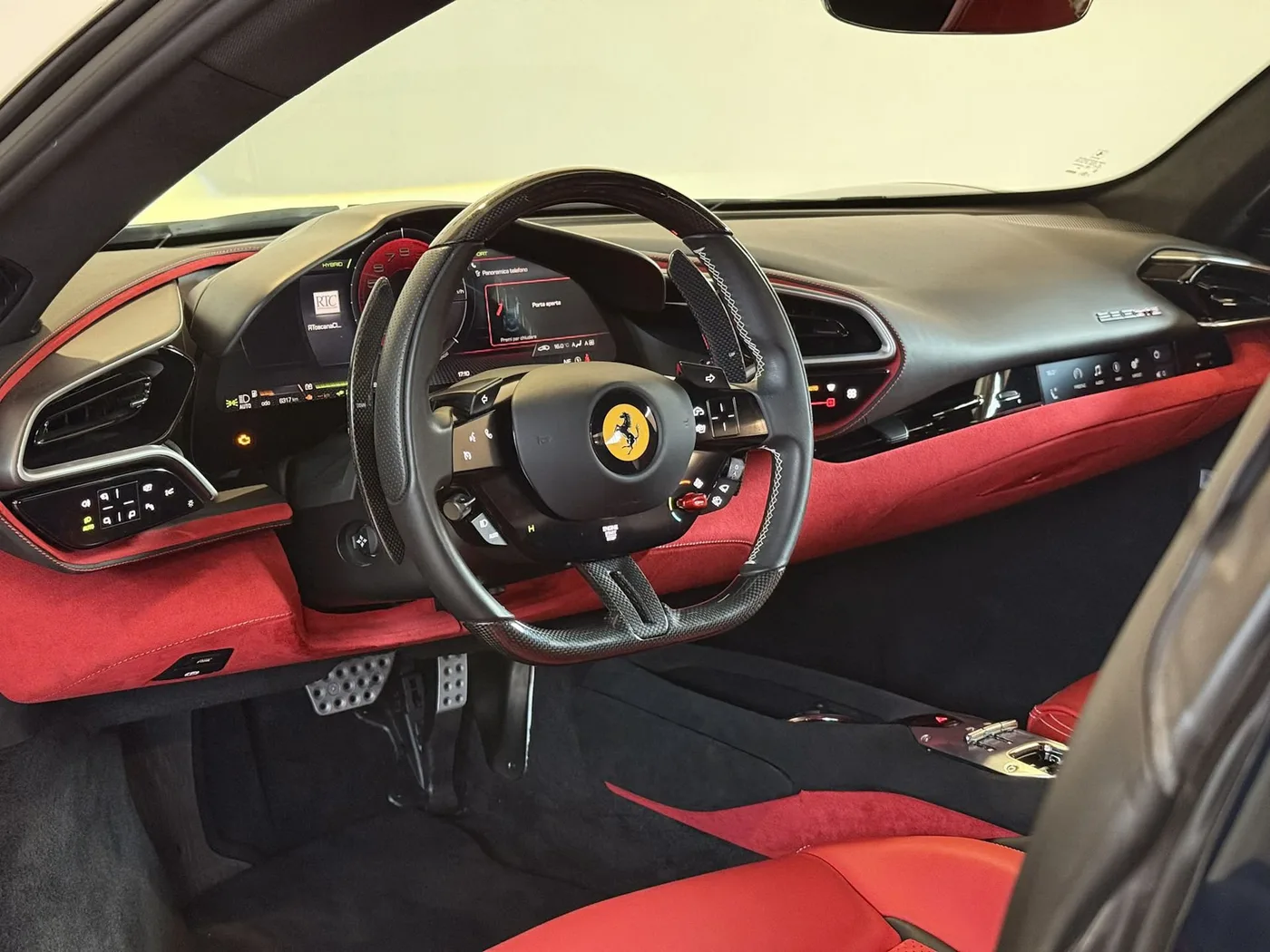 2023 Ferrari 296 GTB proposée par un concessionnaire spécialisé à Lucca, Italie, photo 10 sur 25