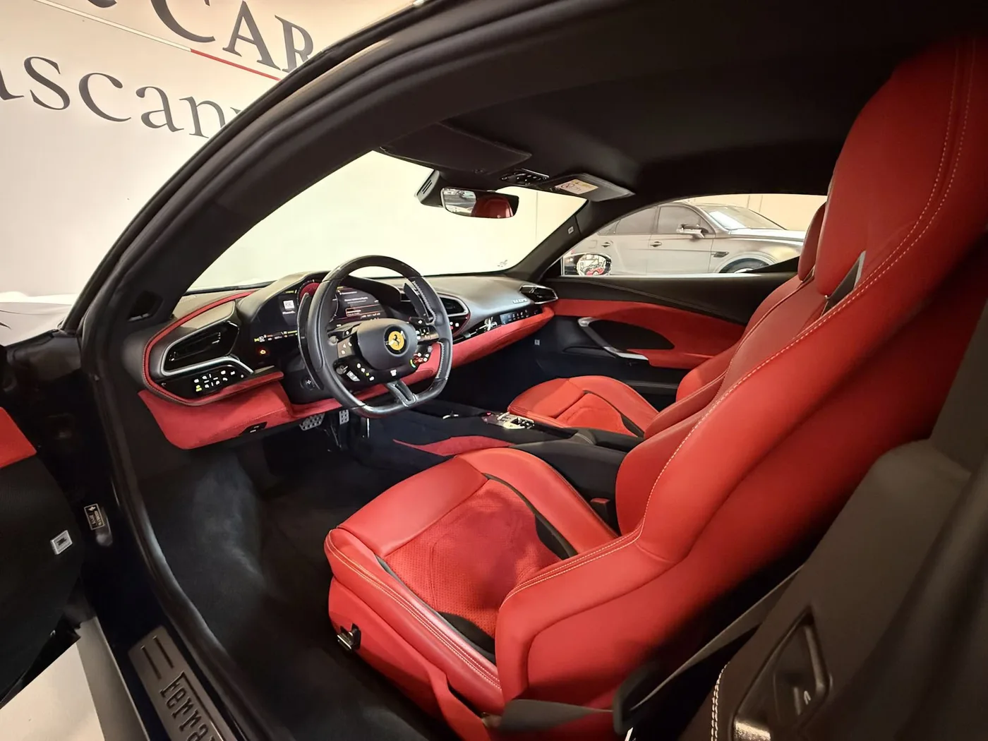 2023 Ferrari 296 GTB proposée par un concessionnaire spécialisé à Lucca, Italie, photo 11 sur 25