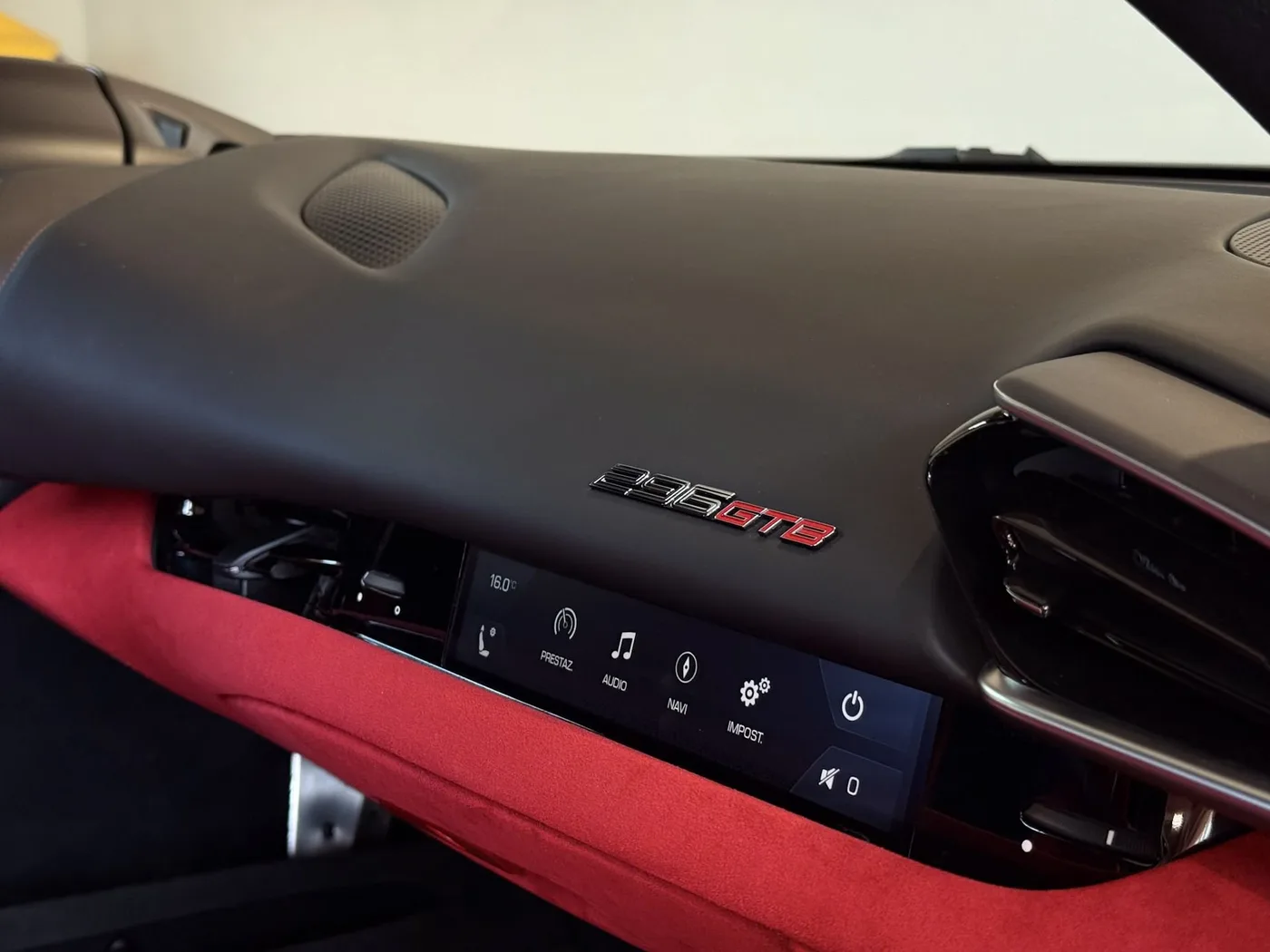 2023 Ferrari 296 GTB proposée par un concessionnaire spécialisé à Lucca, Italie, photo 15 sur 25