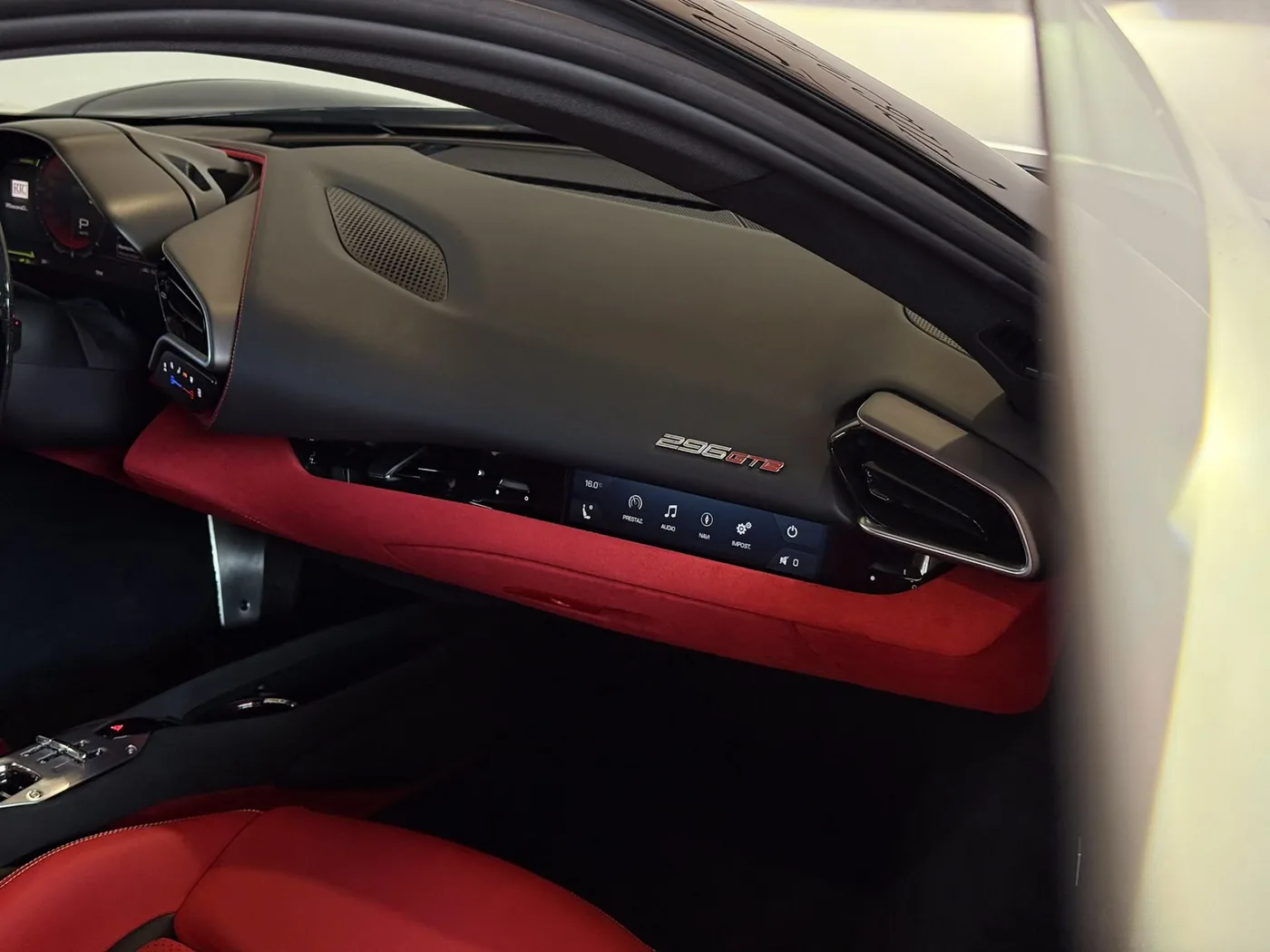2023 Ferrari 296 GTB proposée par un concessionnaire spécialisé à Lucca, Italie, photo 24 sur 25
