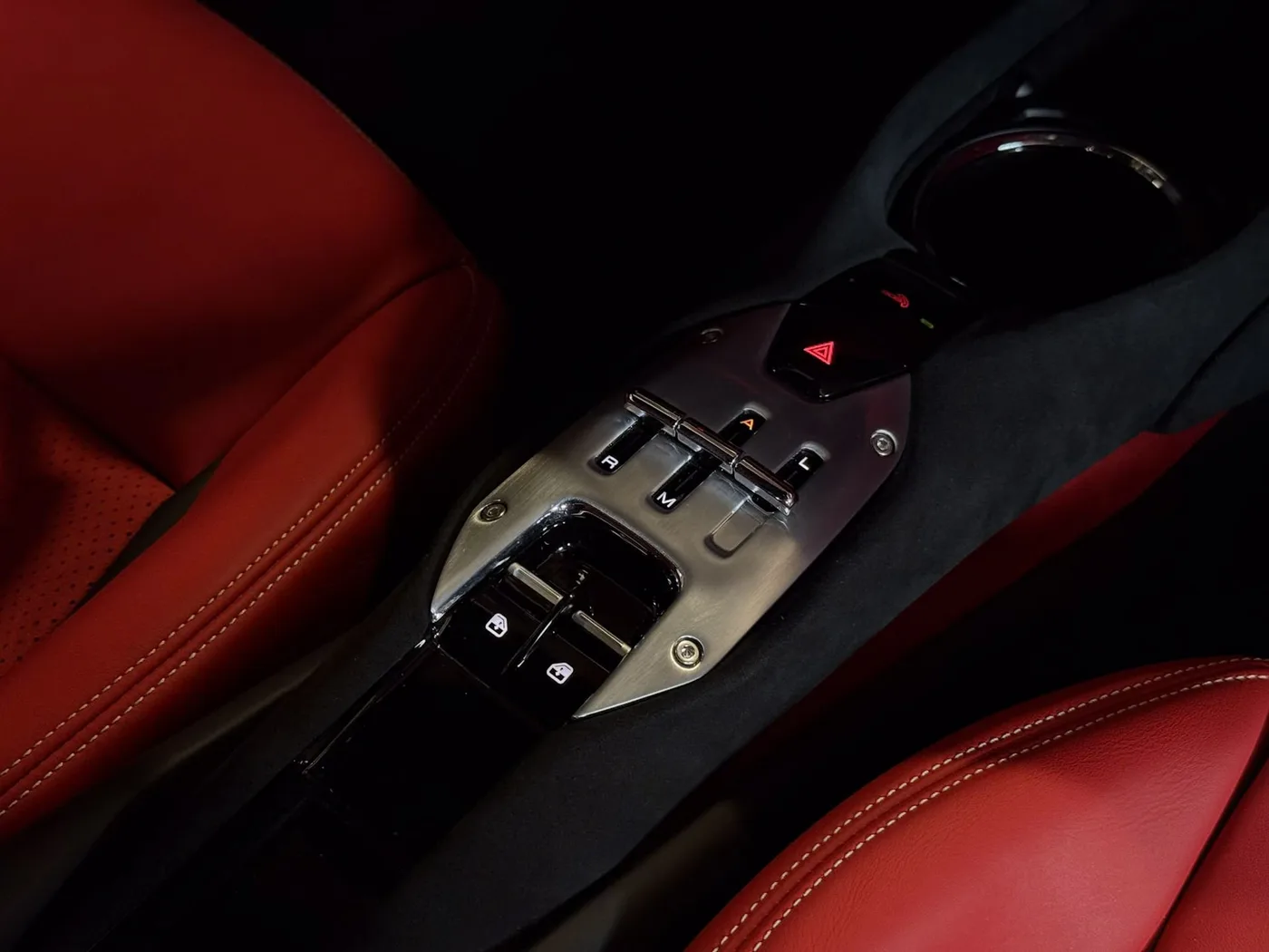 2023 Ferrari 296 GTB proposée par un concessionnaire spécialisé à Lucca, Italie, photo 25 sur 25