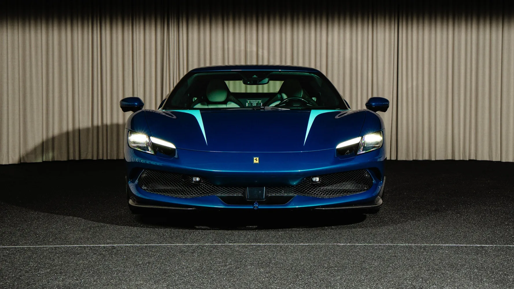 2023 Ferrari 296 GTB proposée par un concessionnaire spécialisé à Kongens Lyngby, Danemark, photo principale