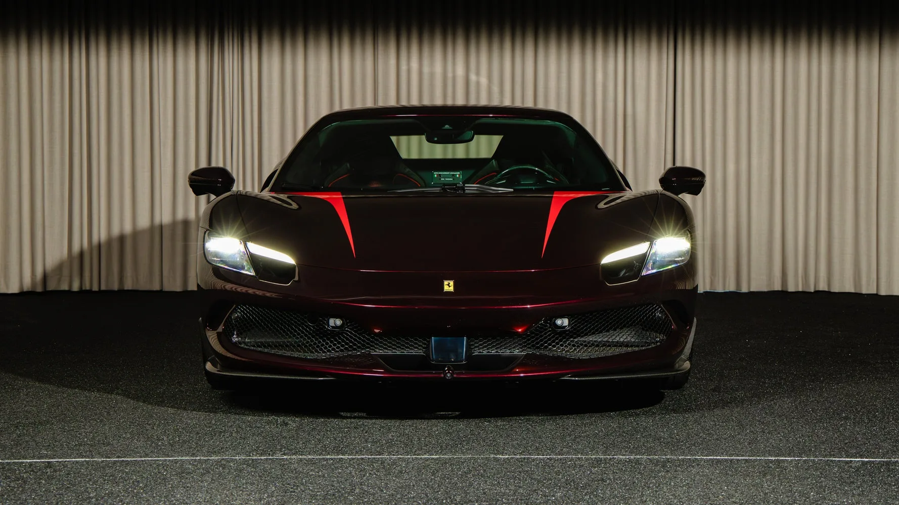 2023 Ferrari 296 GTB proposée par un concessionnaire spécialisé à Kongens Lyngby, Danemark, photo principale