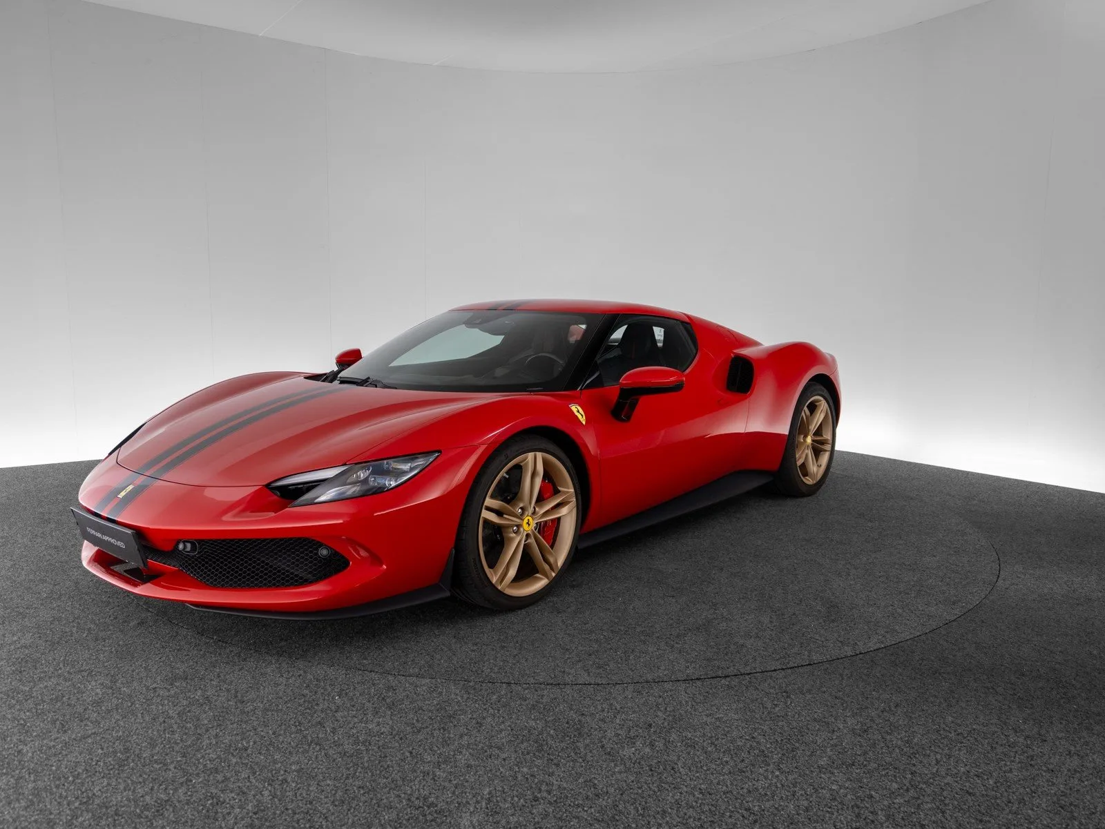 2023 Ferrari 296 GTB proposée par un concessionnaire spécialisé à Singen, Allemagne, photo principale