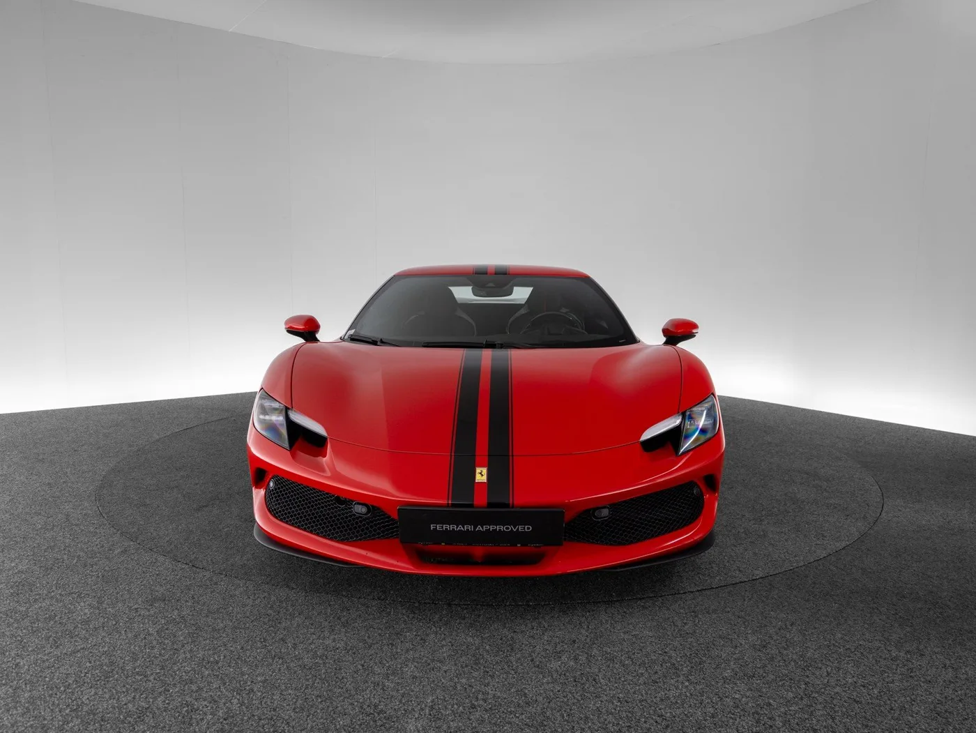 2023 Ferrari 296 GTB proposée par un concessionnaire spécialisé à Singen, Allemagne, photo 2 sur 15