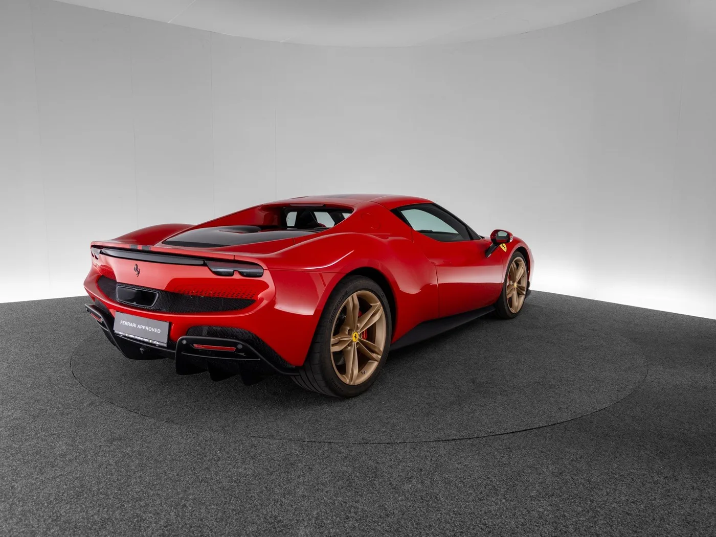 2023 Ferrari 296 GTB proposée par un concessionnaire spécialisé à Singen, Allemagne, photo 5 sur 15