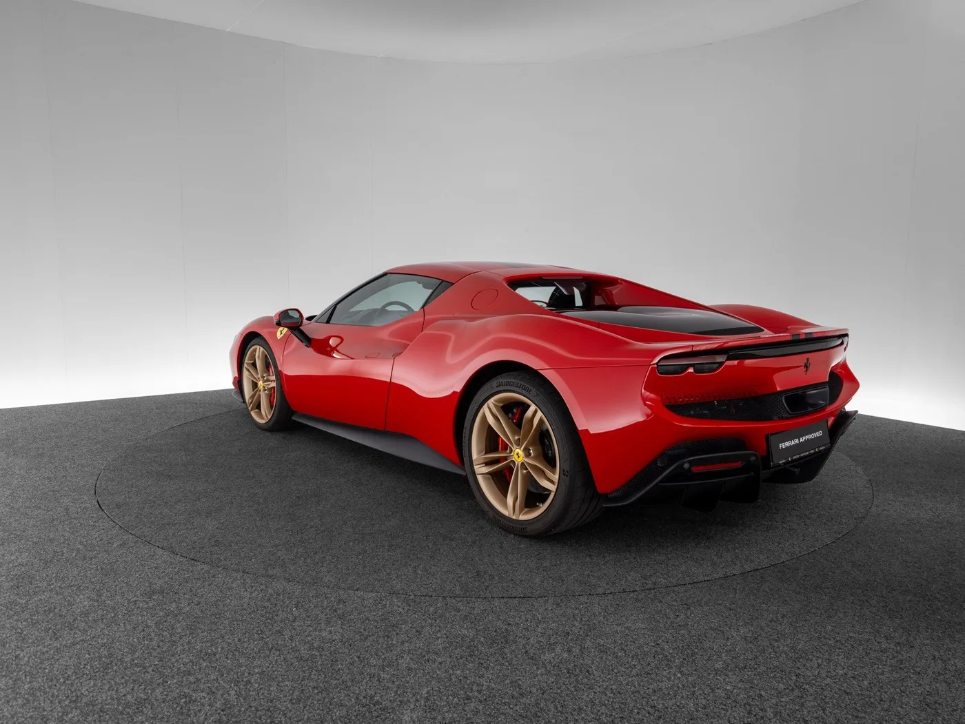 2023 Ferrari 296 GTB proposée par un concessionnaire spécialisé à Singen, Allemagne, photo 7 sur 15